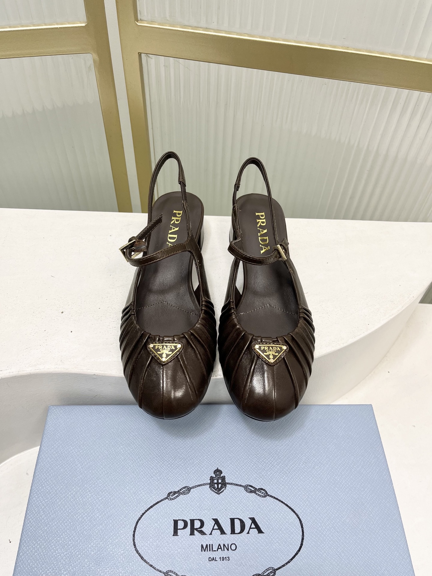 Prada Prad*普拉达金属三角标皱皮芭蕾舞鞋圆头舒适后空凉鞋
