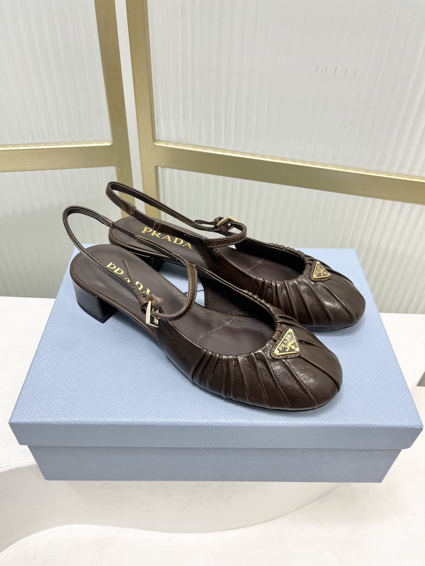 Prada Prad*普拉达金属三角标皱皮芭蕾舞鞋圆头舒适后空凉鞋