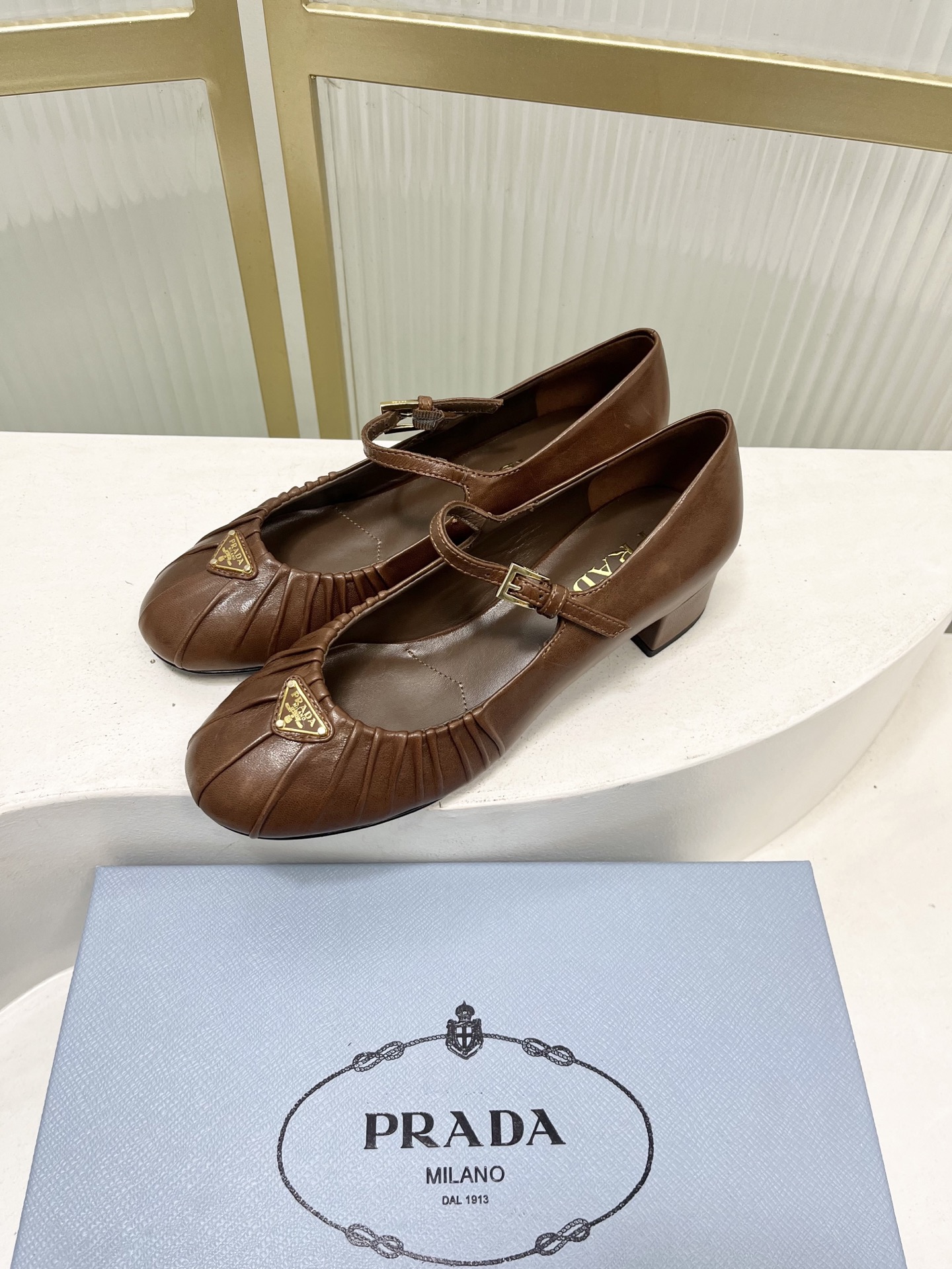 Prada Prad*普拉达金属三角标皱皮芭蕾舞鞋圆头舒适玛丽珍单鞋