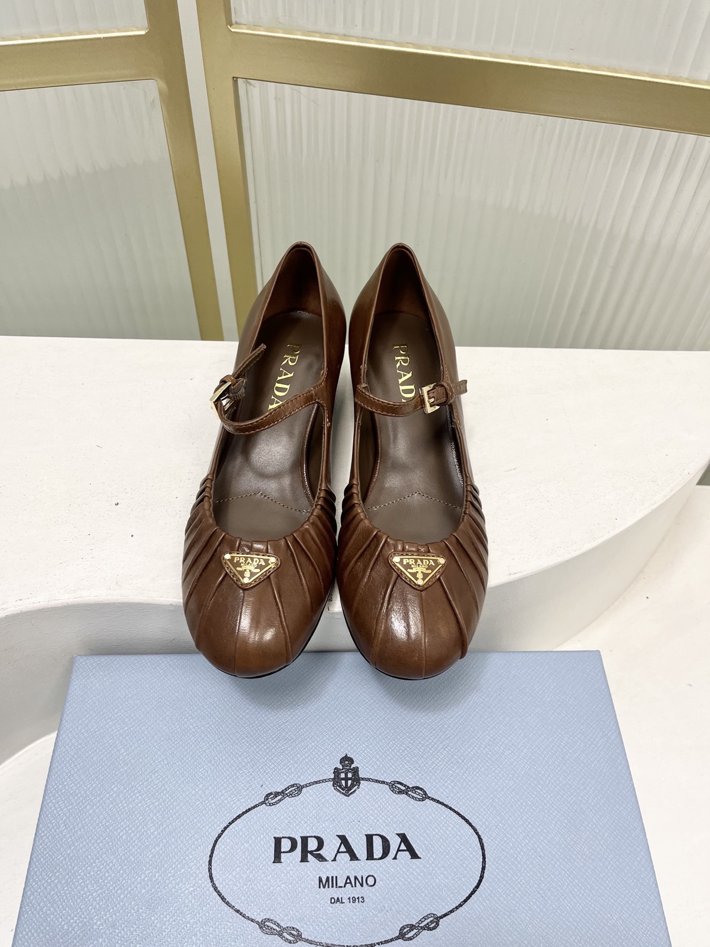 Prada Prad*普拉达金属三角标皱皮芭蕾舞鞋圆头舒适玛丽珍单鞋