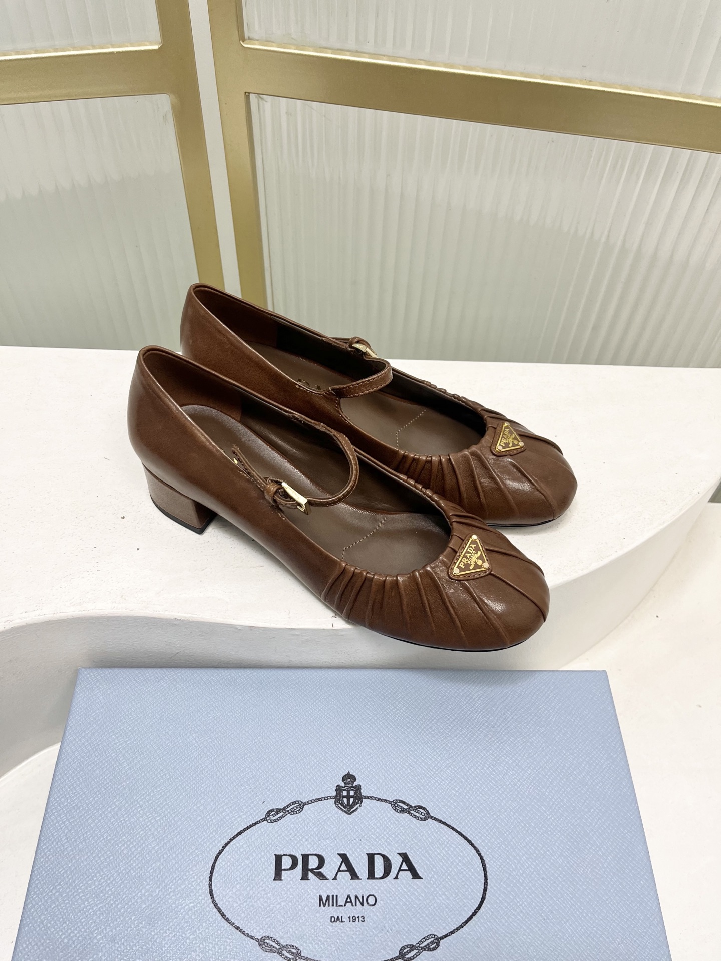 Prada Prad*普拉达金属三角标皱皮芭蕾舞鞋圆头舒适玛丽珍单鞋
