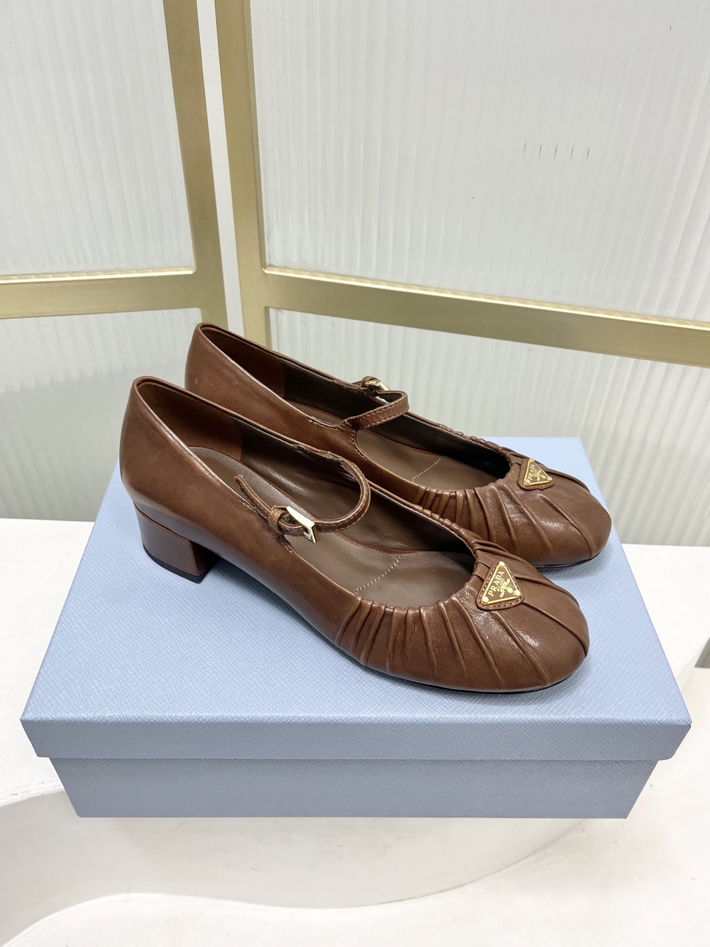Prada Prad*普拉达金属三角标皱皮芭蕾舞鞋圆头舒适玛丽珍单鞋