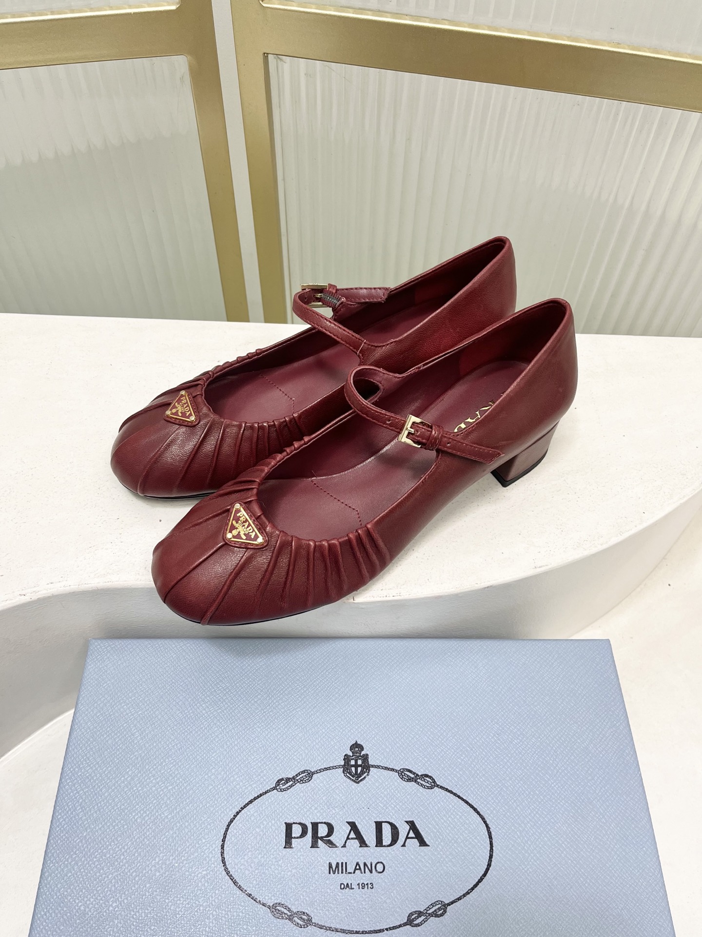 Prada Prad*普拉达金属三角标皱皮芭蕾舞鞋圆头舒适玛丽珍单鞋