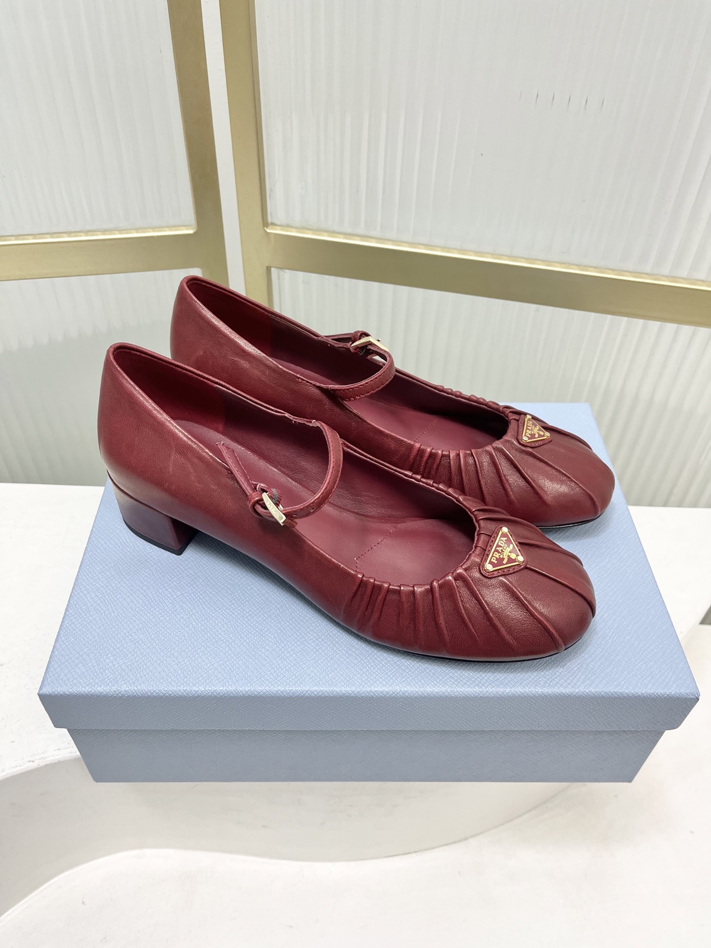 Prada Prad*普拉达金属三角标皱皮芭蕾舞鞋圆头舒适玛丽珍单鞋