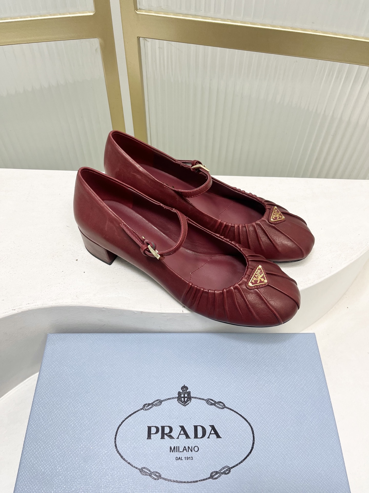 Prada Prad*普拉达金属三角标皱皮芭蕾舞鞋圆头舒适玛丽珍单鞋