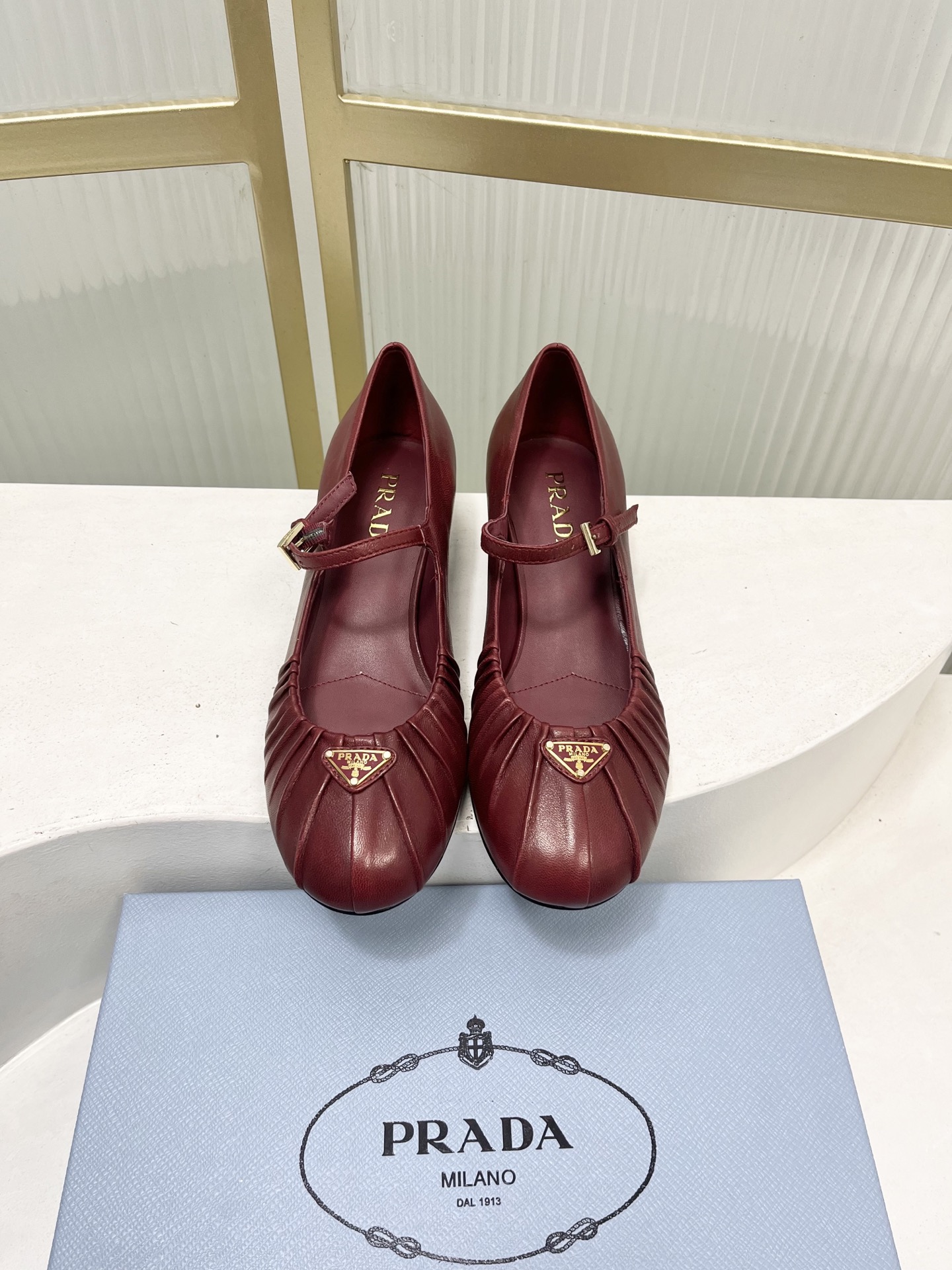 Prada Prad*普拉达金属三角标皱皮芭蕾舞鞋圆头舒适玛丽珍单鞋