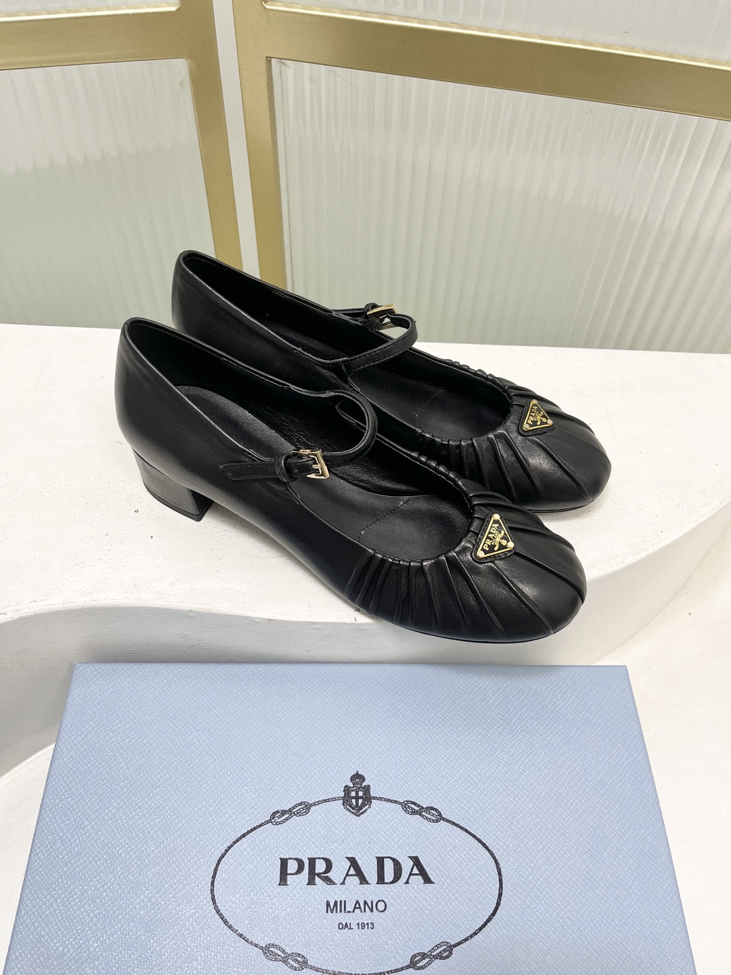 Prada Prad*普拉达金属三角标皱皮芭蕾舞鞋圆头舒适玛丽珍单鞋