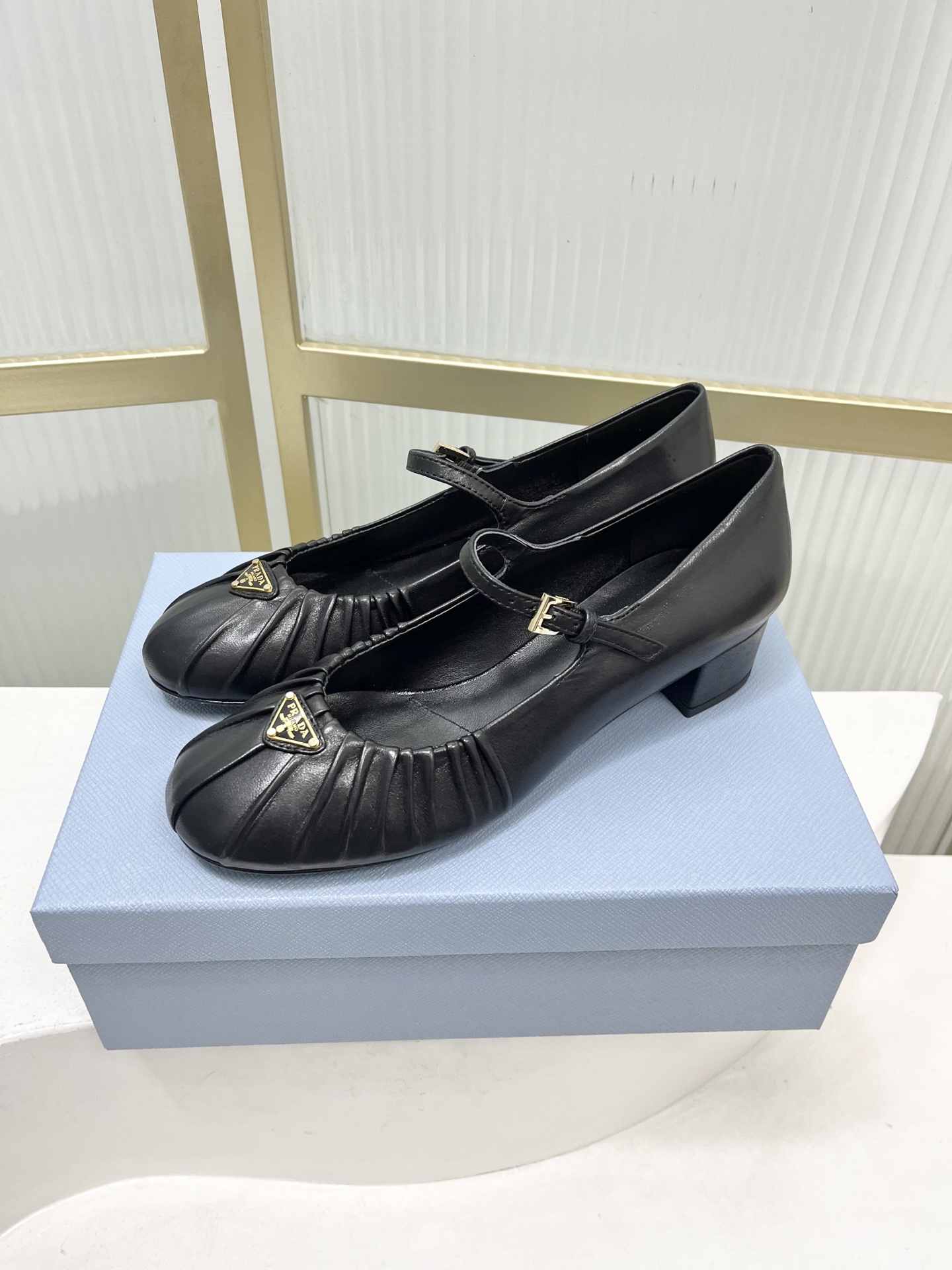 Prada Prad*普拉达金属三角标皱皮芭蕾舞鞋圆头舒适玛丽珍单鞋