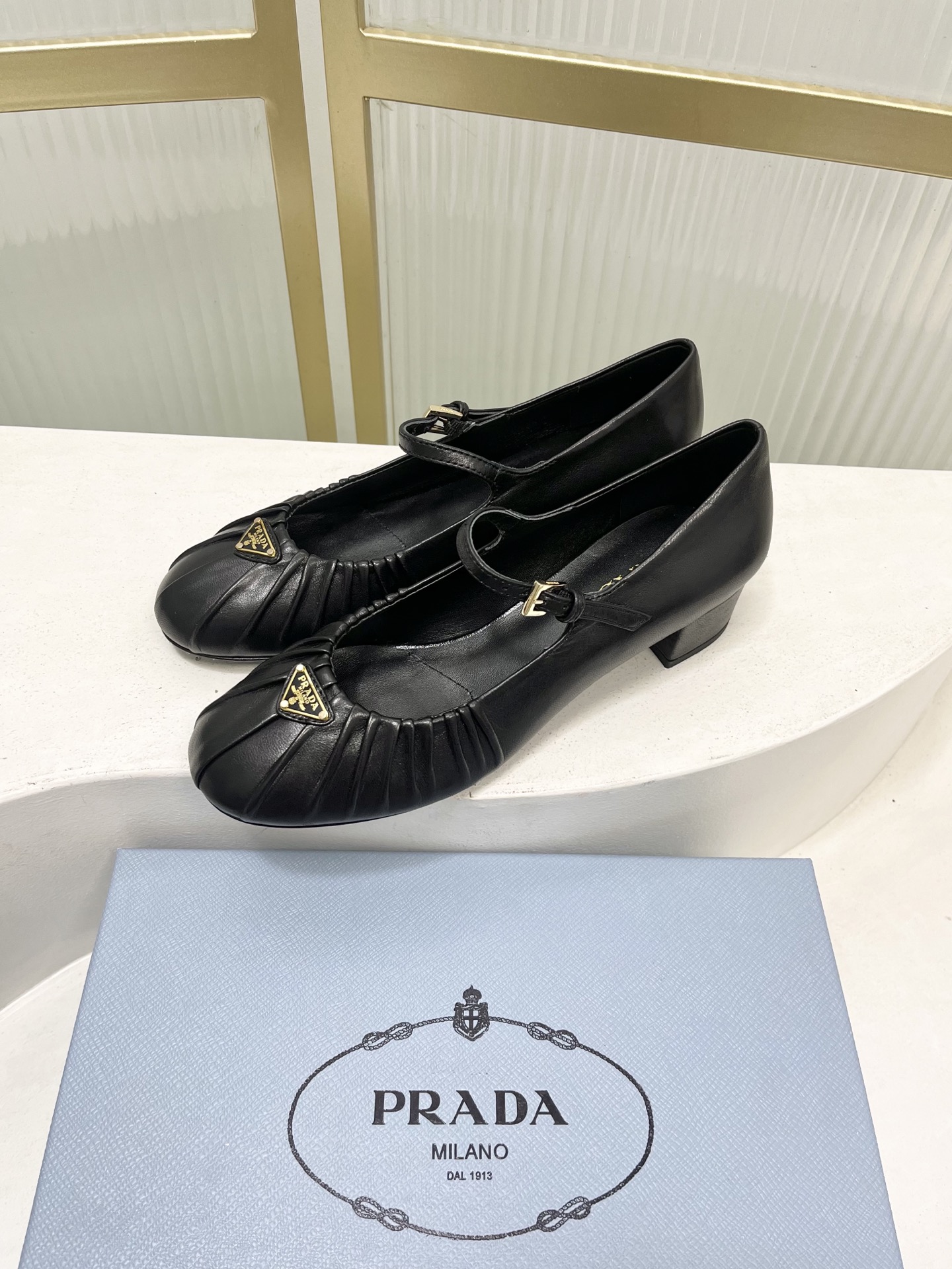 Prada Prad*普拉达金属三角标皱皮芭蕾舞鞋圆头舒适玛丽珍单鞋
