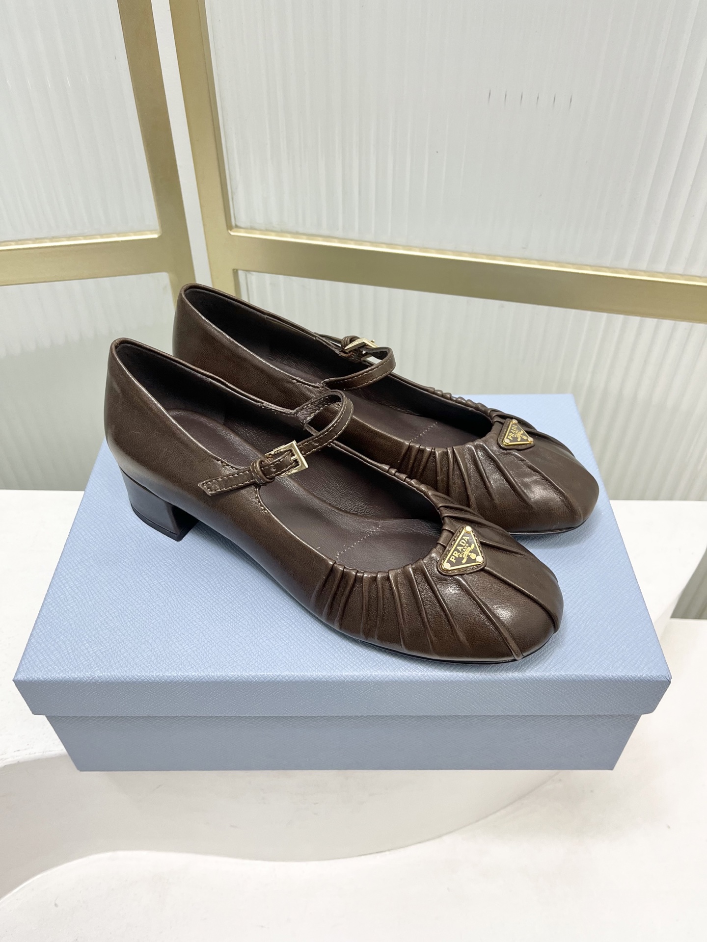 Prada Prad*普拉达金属三角标皱皮芭蕾舞鞋圆头舒适玛丽珍单鞋