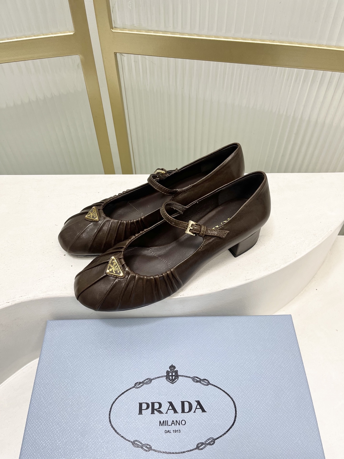 Prada Prad*普拉达金属三角标皱皮芭蕾舞鞋圆头舒适玛丽珍单鞋