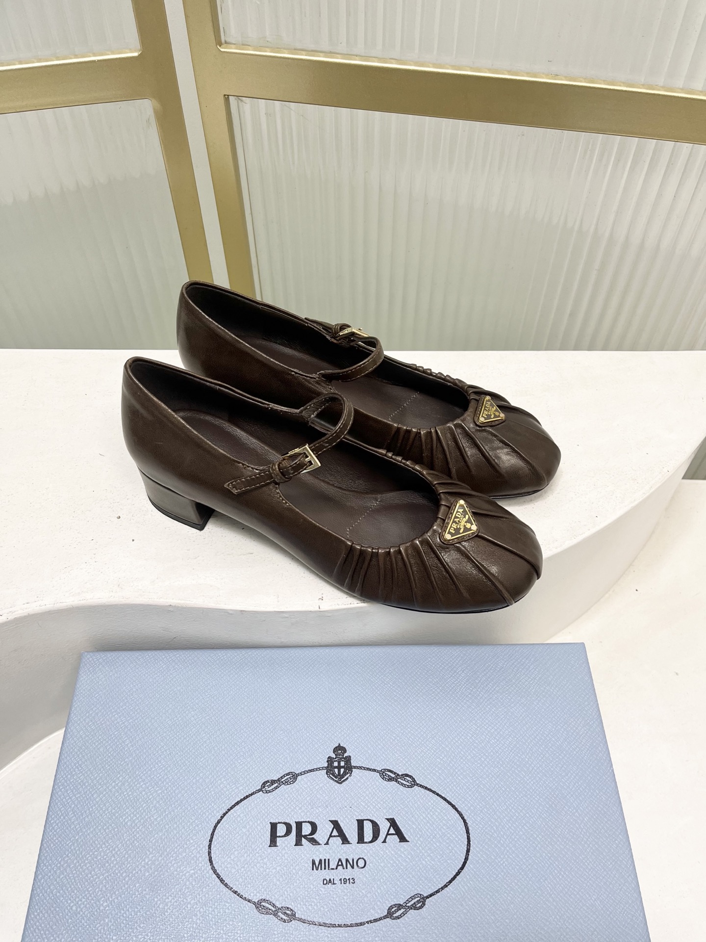 Prada Prad*普拉达金属三角标皱皮芭蕾舞鞋圆头舒适玛丽珍单鞋