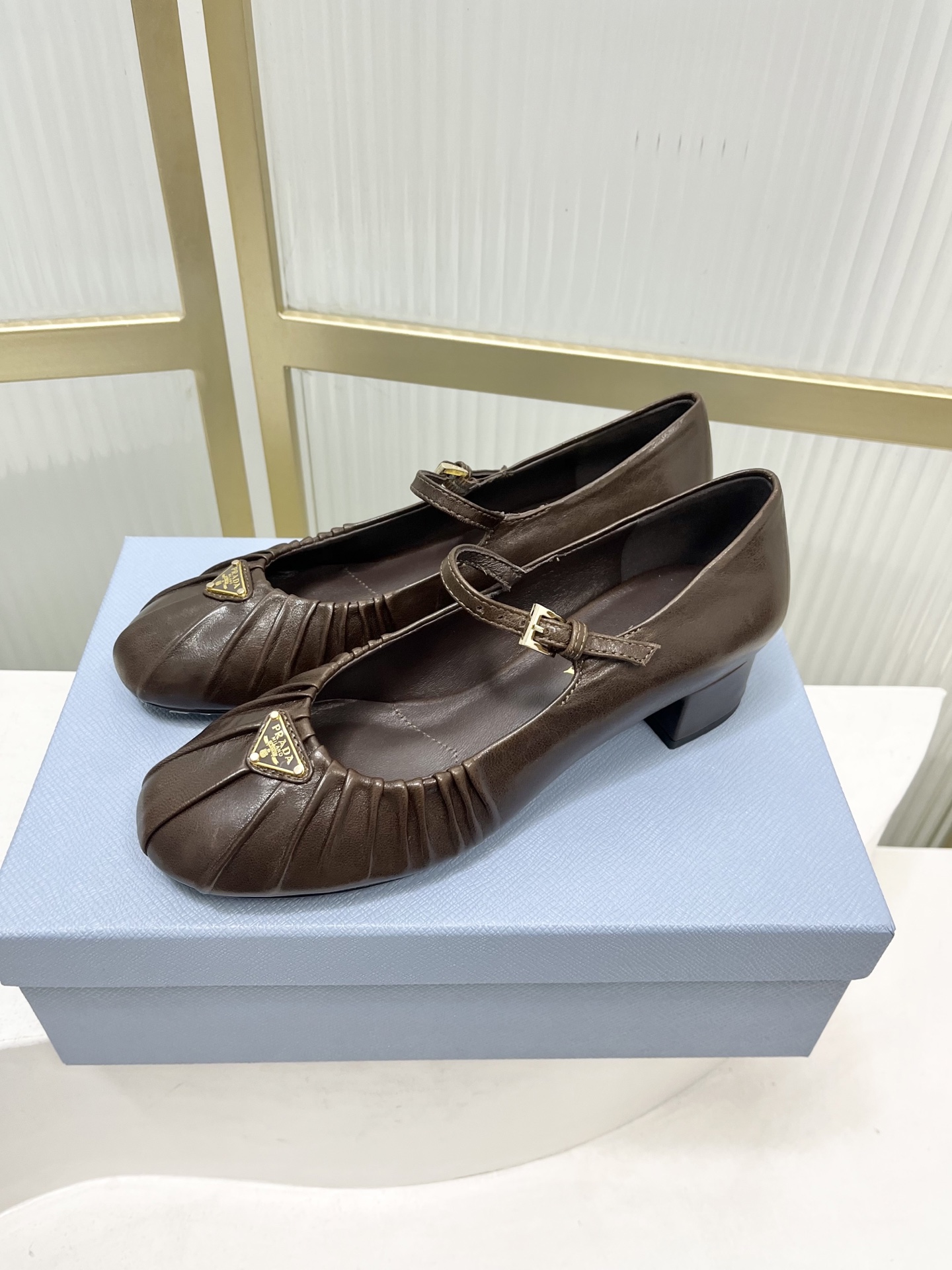 Prada Prad*普拉达金属三角标皱皮芭蕾舞鞋圆头舒适玛丽珍单鞋
