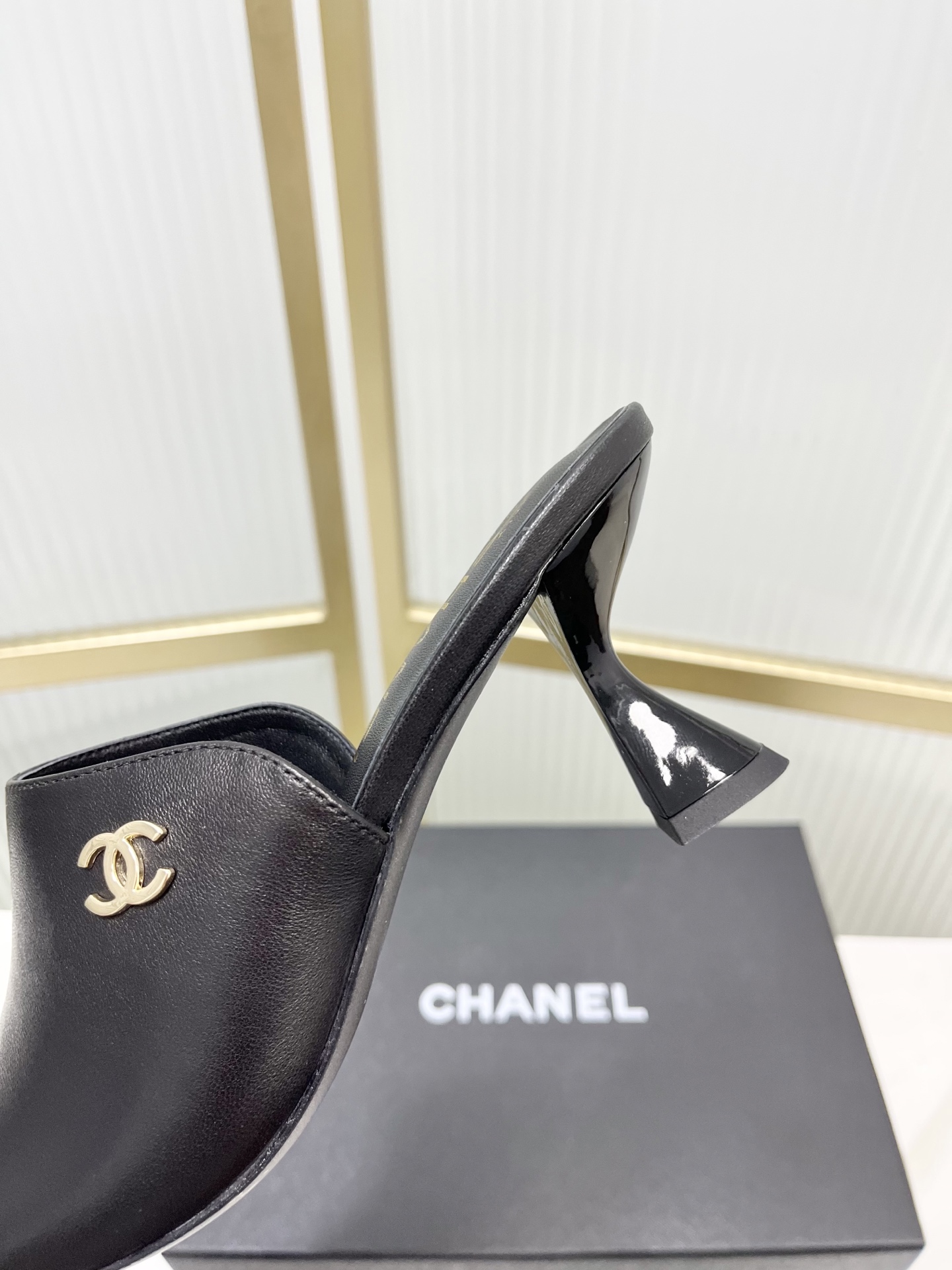 Chanel chane*小香26早春新款喇叭跟漆皮面半拖鞋