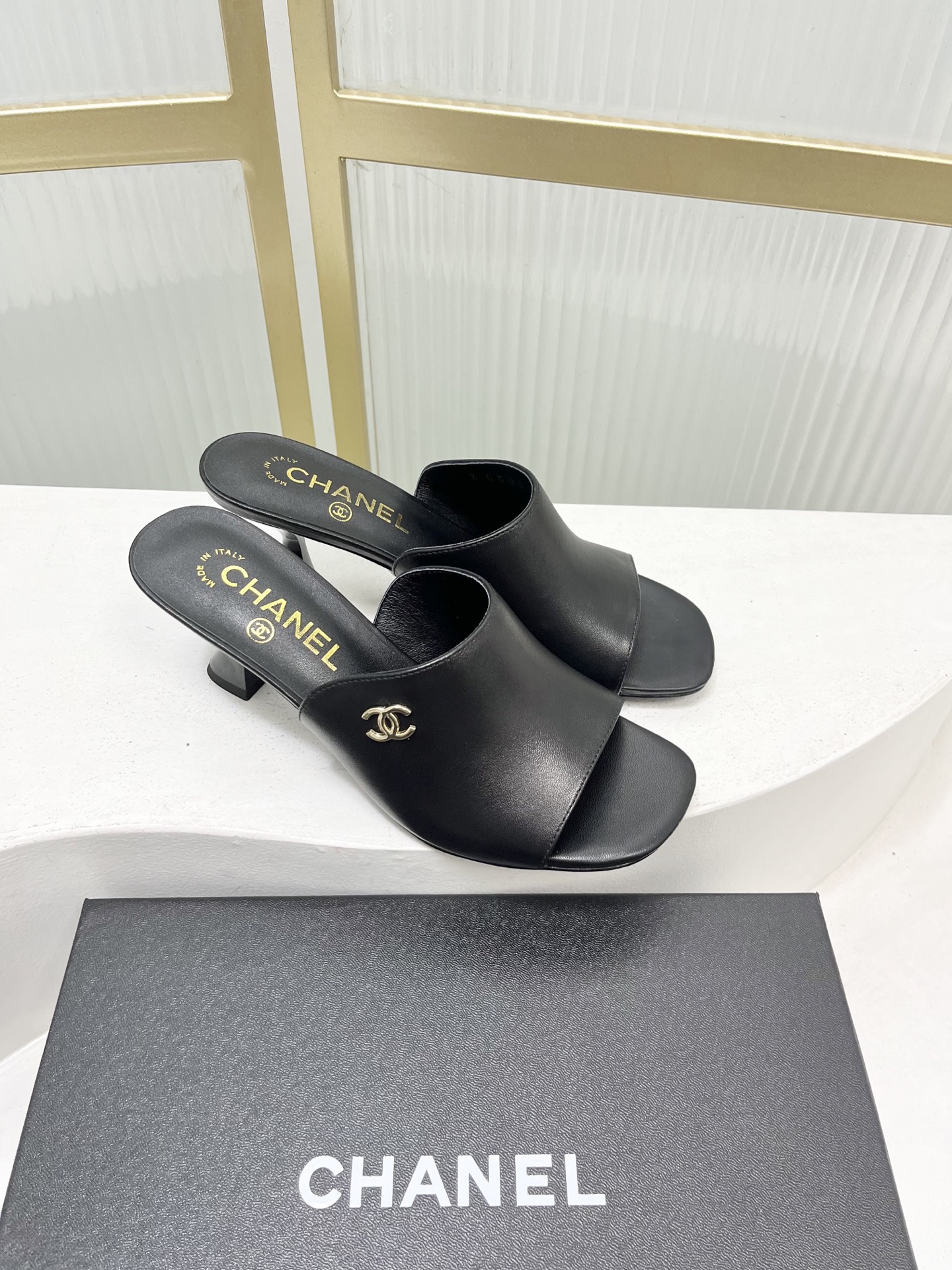 Chanel chane*小香26早春新款喇叭跟漆皮面半拖鞋
