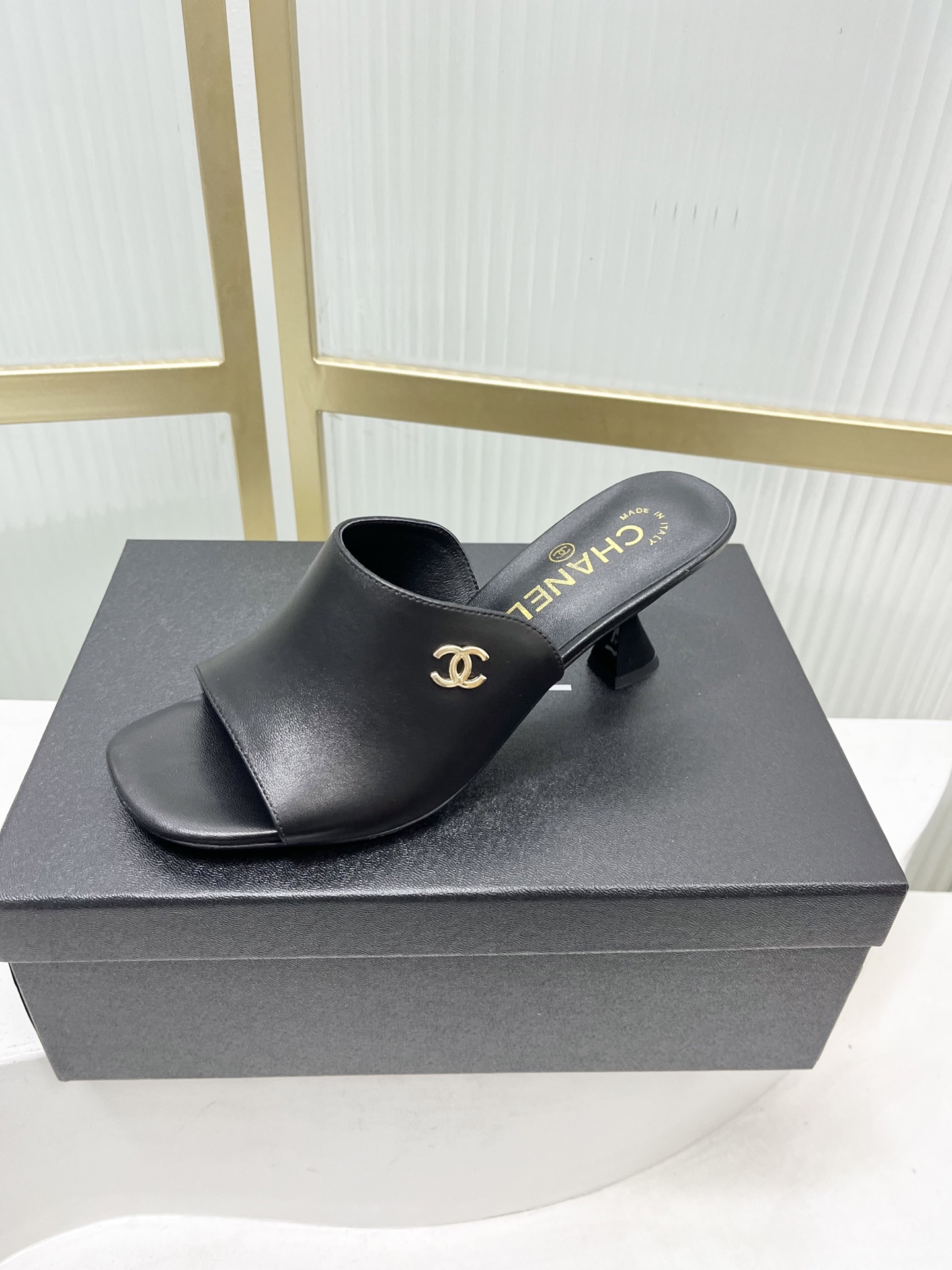 Chanel chane*小香26早春新款喇叭跟漆皮面半拖鞋