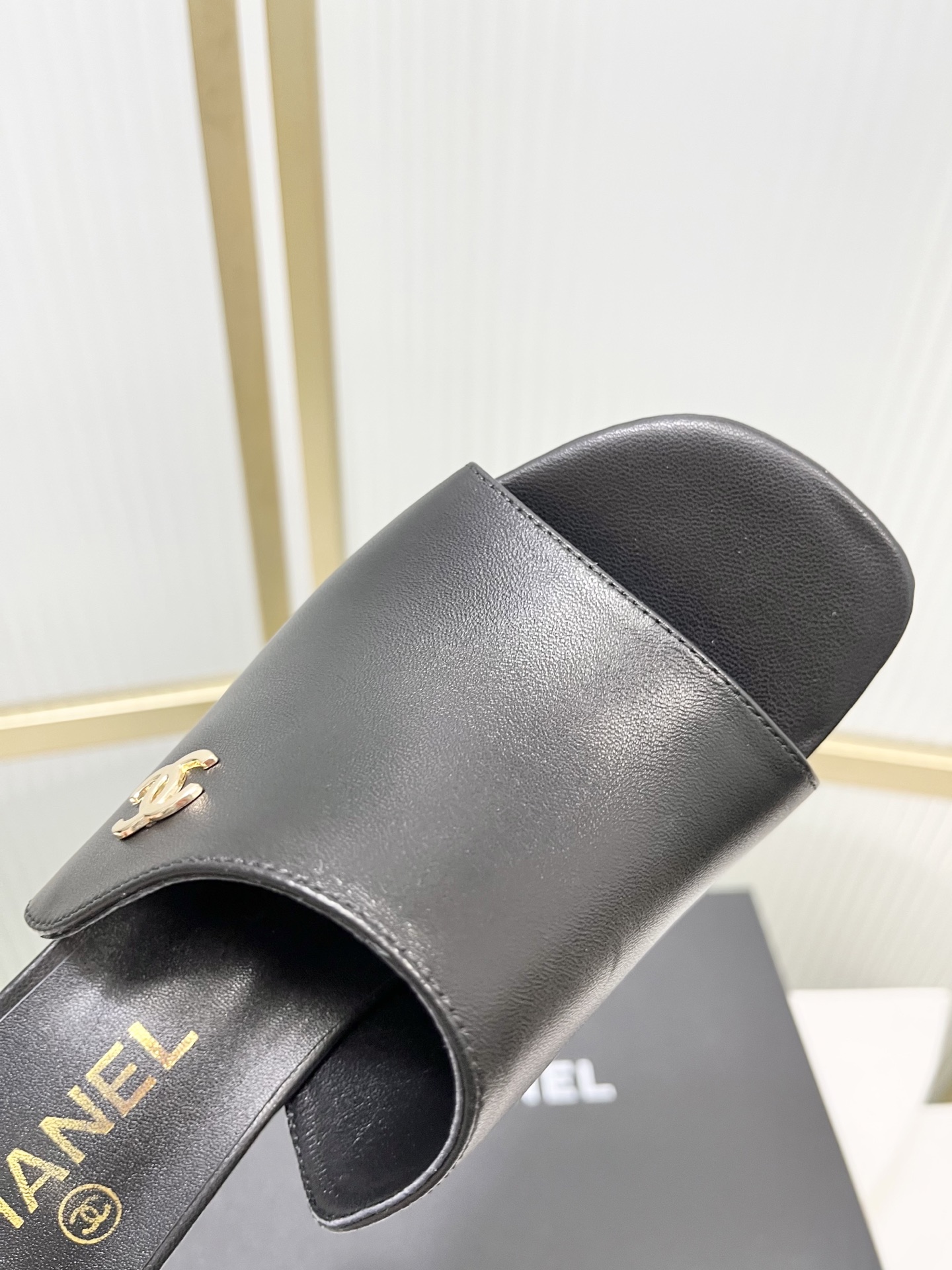 Chanel chane*小香26早春新款喇叭跟漆皮面半拖鞋
