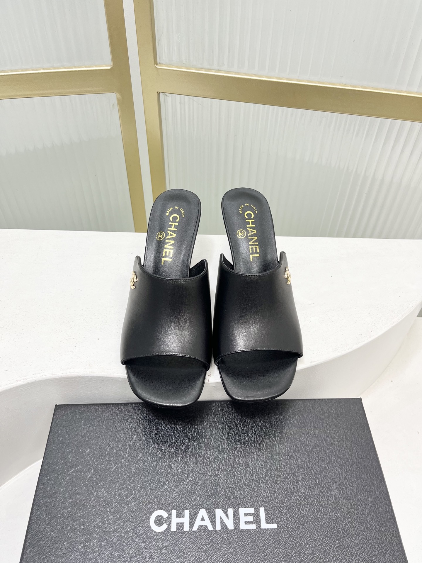 Chanel chane*小香26早春新款喇叭跟漆皮面半拖鞋