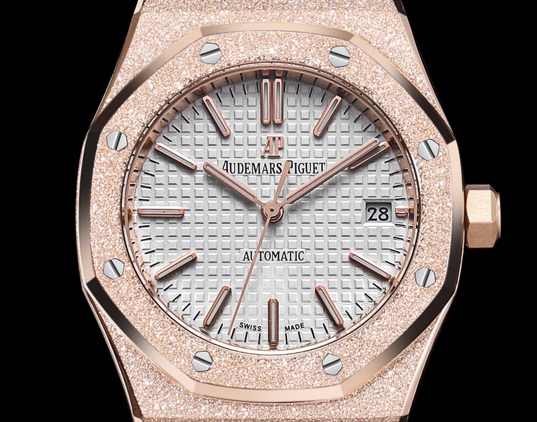 NO:149486,White shell Gold shell TW new interpretation AP Royal Oak Frost Gold Version Women's 37-size 15454 series (Frost Gold Customized Version) is not large. The most important strap of the steel strap uses the original strap to make the strap delicate brushed texture and not sharply cut hands. The thickness and joints of the strap are consistent with the original, and they are meticulous in details. The head of the strap is connected to the authentic one, making it more comfortable to wear, the switch design and texture of the buckle and the engraving process of the buckle are consistent with the authentic one. Restore the original literal workmanship and color details and the authentic ones together without flaws. The movement is the soul of the entire watch and the key to distinguish the authenticity. It perfectly reproduces the original movement, with precise movement. The detail pointer central axis is a solid central axis, which is consistent with the original one. The pointer polishes the pointer without any burrs.  Sapphire mirror glass adopts double-sided high-transparency treatment to make it clearer, and is a craftsmanship, perfect restoration.19860909白壳 金壳 TW全新演绎 AP皇家橡树霜金版本女款37尺寸15454 系列(霜金定制版本)数量不多,钢带表最重中之重的表带采用原装表带开模使表带细腻的拉丝纹并且不会锋利割手,表带厚度和关节跟足原装一致,对细节一丝不苟.表带头粒连接表头处与正品一致的活动缓冲设计,让佩戴更贴近手腕更舒服 ,表扣的开关设计和质感与表扣的雕刻工艺均与正品一致 还原原装字面做工与颜色细节和正品放在一起无破绽 ,机芯是整个手表的灵魂和辨别真假的重点,完美复制原装机芯,走时精准,细节指针中轴为实心中轴,与原装一致,指针打磨使指针毫无毛刺 蓝宝石镜面玻璃采用双面高透处理更加清晰,匠心之作,完美还原.,,Watch