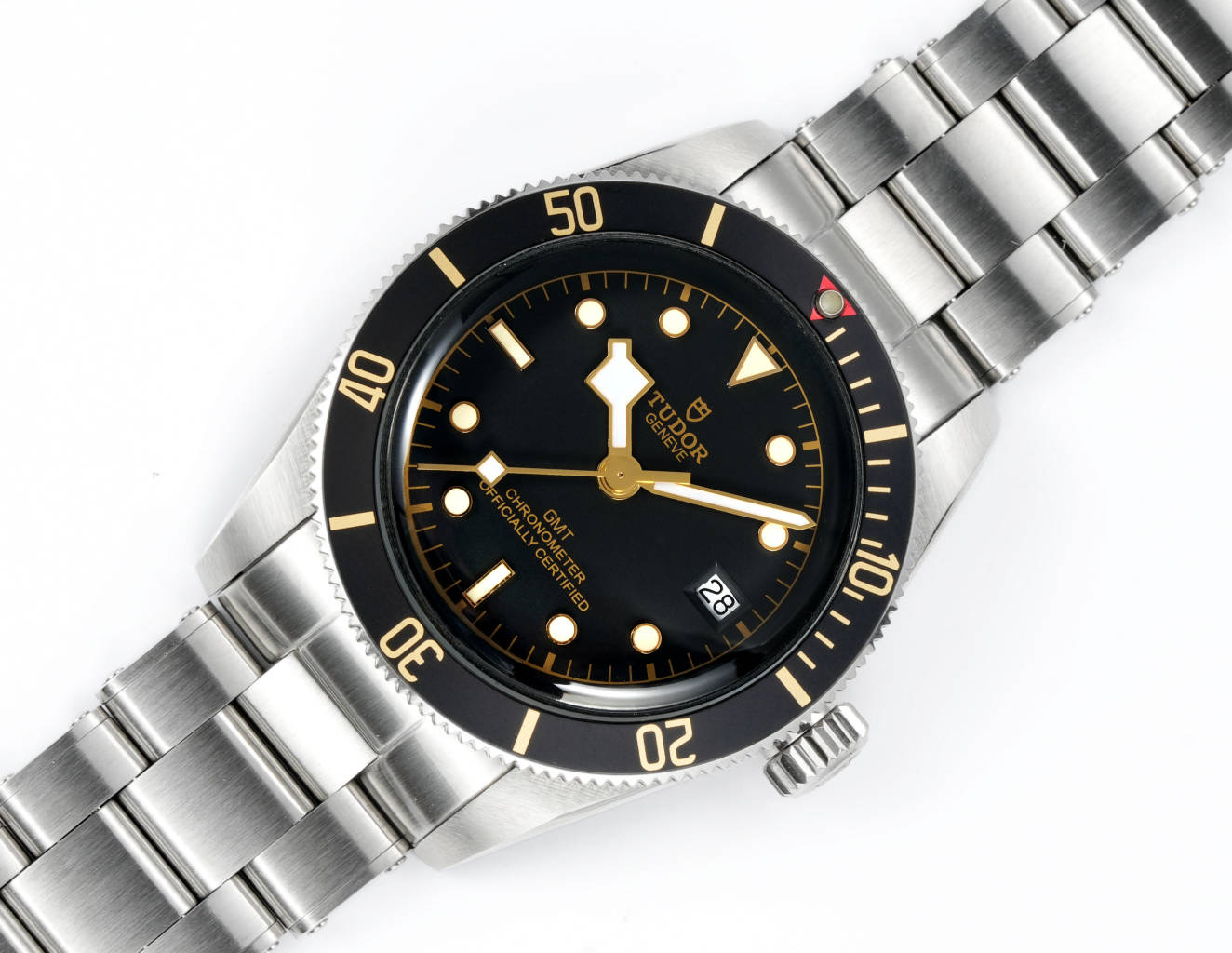 白1300-金1350💰
V2升级版帝舵 TUDOR 碧湾系列对于帝舵来说,无疑是一个庞大的产品线,在今年推出了一只全新的单色碧湾,以绝对的实力被认为是劳力士无历黑水鬼的平替!今年推出的这只全新单色碧湾,也迎来了碧湾第三次制表科技和焕新美学风格上的革新。
1.新款碧湾迎来新的改革,升级夜光珠,而正品同步凹入式,搭配的是圆拱形蓝宝石表镜,更显复古感📸
2.腕表采用不锈钢材质打造表壳,经过精细的磨光与磨砂处理,呈现出独特的质感和光泽度。同劳力士水鬼一样,表壳采用41毫米尺寸,也是沿袭了“原版”碧湾的直径,既适合日常佩戴,又能展现出腕表的大气与精致。
3.钢带采用五珠和三珠钢带,升级微拉扣设计,更加贴合方便戴!搭配瑞士2824机芯,走时精准稳定!