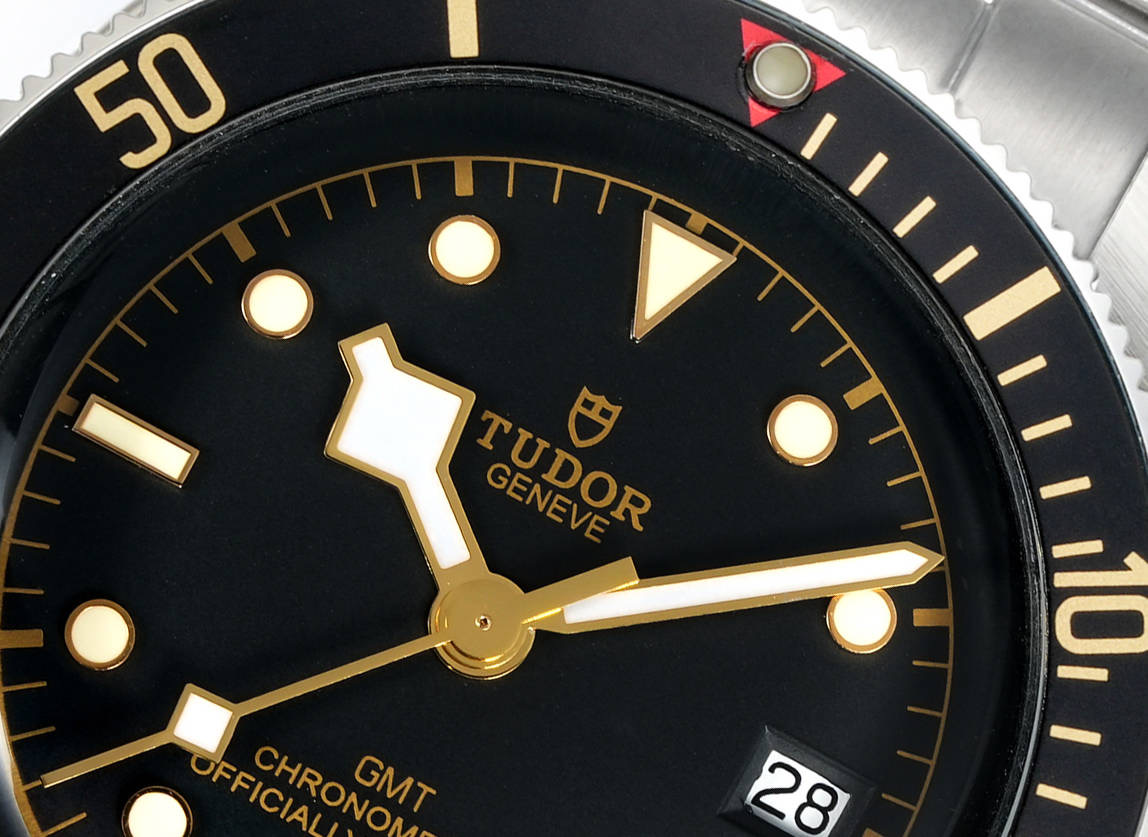 白1300-金1350💰
V2升级版帝舵 TUDOR 碧湾系列对于帝舵来说,无疑是一个庞大的产品线,在今年推出了一只全新的单色碧湾,以绝对的实力被认为是劳力士无历黑水鬼的平替!今年推出的这只全新单色碧湾,也迎来了碧湾第三次制表科技和焕新美学风格上的革新。
1.新款碧湾迎来新的改革,升级夜光珠,而正品同步凹入式,搭配的是圆拱形蓝宝石表镜,更显复古感📸
2.腕表采用不锈钢材质打造表壳,经过精细的磨光与磨砂处理,呈现出独特的质感和光泽度。同劳力士水鬼一样,表壳采用41毫米尺寸,也是沿袭了“原版”碧湾的直径,既适合日常佩戴,又能展现出腕表的大气与精致。
3.钢带采用五珠和三珠钢带,升级微拉扣设计,更加贴合方便戴!搭配瑞士2824机芯,走时精准稳定!