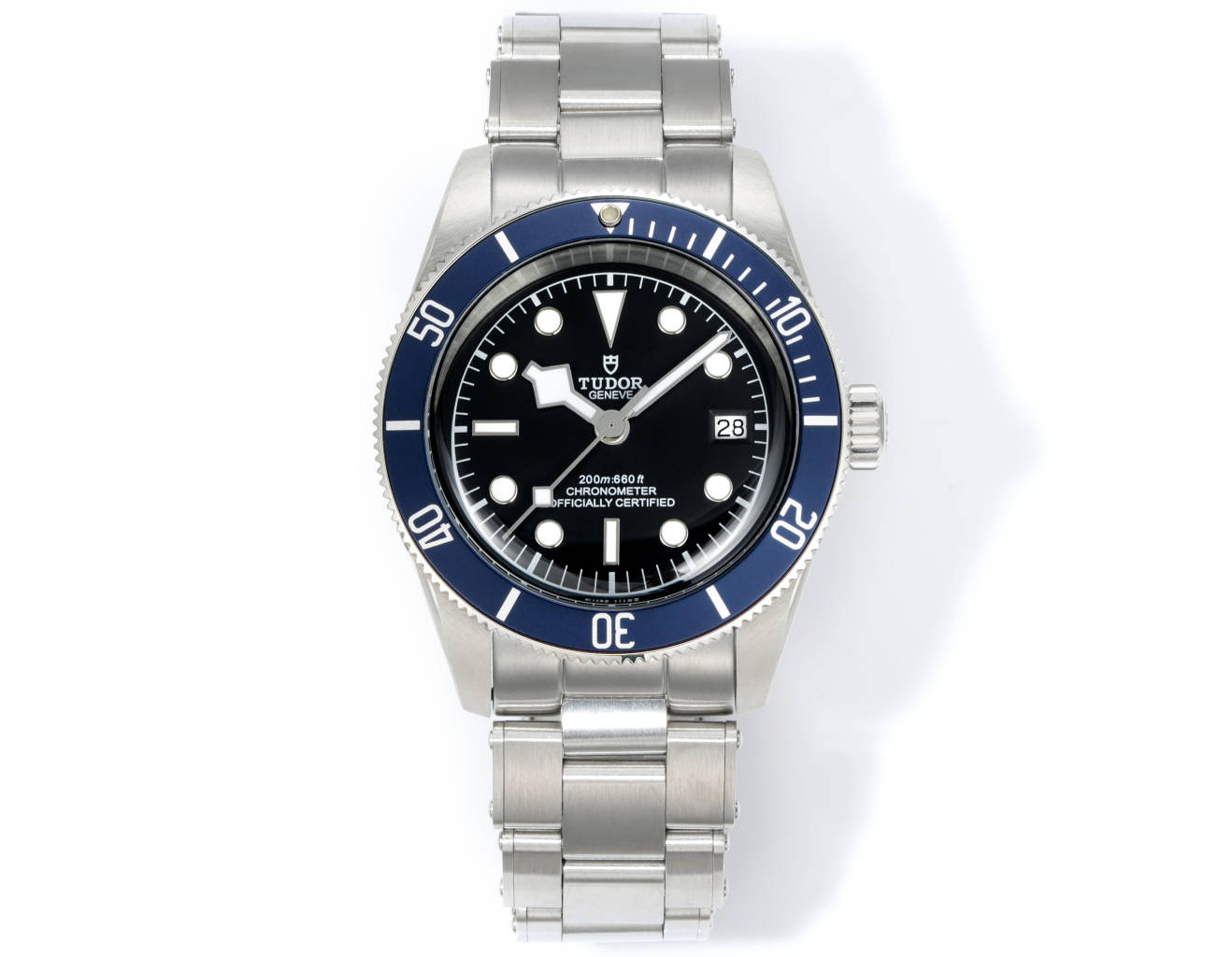 NO:338338,V2 upgraded version of Tudor TUDOR Biwan series is undoubtedly a huge product line for Tudor. This year, a brand new monochrome Biwan was launched. With its absolute strength, it is considered to be the substitute of Rolex's Wuli Black Water Ghost!  This new monochrome Biwan launched this year also ushered in the third innovation in Biwan’s watchmaking technology and renewed aesthetic style. 1. The new Biwan ushered in a new reform, upgraded to luminous beads, and the authentic synchronous concave type is paired with a round arched sapphire watch mirror, which makes it more retro. 2. The watch is made of stainless steel, and has been finely polished and matte to present a unique texture and gloss. Like the Rolex Water Ghost, the case adopts 41mm size, which also follows the diameter of the 