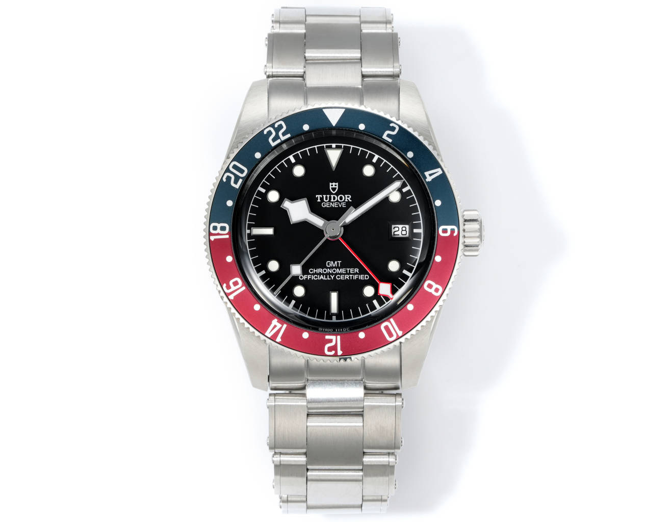 NO:393900,V2 upgraded version, Tudor Bee Bay series Greenwich watch. It combines the classic Greenwich 'Cola Circle' with traditional design, making it a great product for this retro sportswear. 1 Perfectly restores the 41mm diameter matte brushed shell, with the oblique edges polished and polished without scraping hands, ultimately achieving the original tough and smooth lines. The two-way rotatable 'red and blue Cola Circle' is made of anodized aluminum (the material corresponds to the original version)!   2 The mirror is made of sapphire crystal glass, restoring the authentic retro nostalgic pot lid shape. 3 This time, the strap buckle is upgraded, with a micro-pull design, and the original 'rivet' stainless steel strap is synchronized with fine polishing, and uses solid links. The links on both sides are connected by rivet heads, presenting a unique step-shaped structure. The edges of the strap and buckle are round and not sharp, easy to wear, and comfortable to use. 4 Use the Swiss 2836 movement with excellent performance!  Retro is coming, and craftsmanship is performed!  ,19860909V2升级版,帝舵碧湾系列之格林尼治型腕表.以传统设计融合格林尼治“可乐圈”经典,成就此复古运动的腕上佳品. 1完美还原41mm直径的哑光拉丝外壳,斜边经由抛光润饰,不刮手,极致实现原版硬朗流畅的线条.可双向旋转的“红蓝可乐圈”采用阳极氧化铝所制（材质对应原版）！  2镜面采用蓝宝石水晶玻璃,还原正品复古怀旧的锅盖造型  3此次升级表带表扣,微拉扣设计,同步原装的“铆钉”不锈钢表带,打磨精细,采用实心链节,两侧链节以铆钉头连接,呈现独特的阶梯形结构,表带边缘及表扣圆润不锋利,佩戴便捷,上手舒适 4采用性能卓越瑞士2836机芯！ 复古来袭,匠心演绎！,,Watch