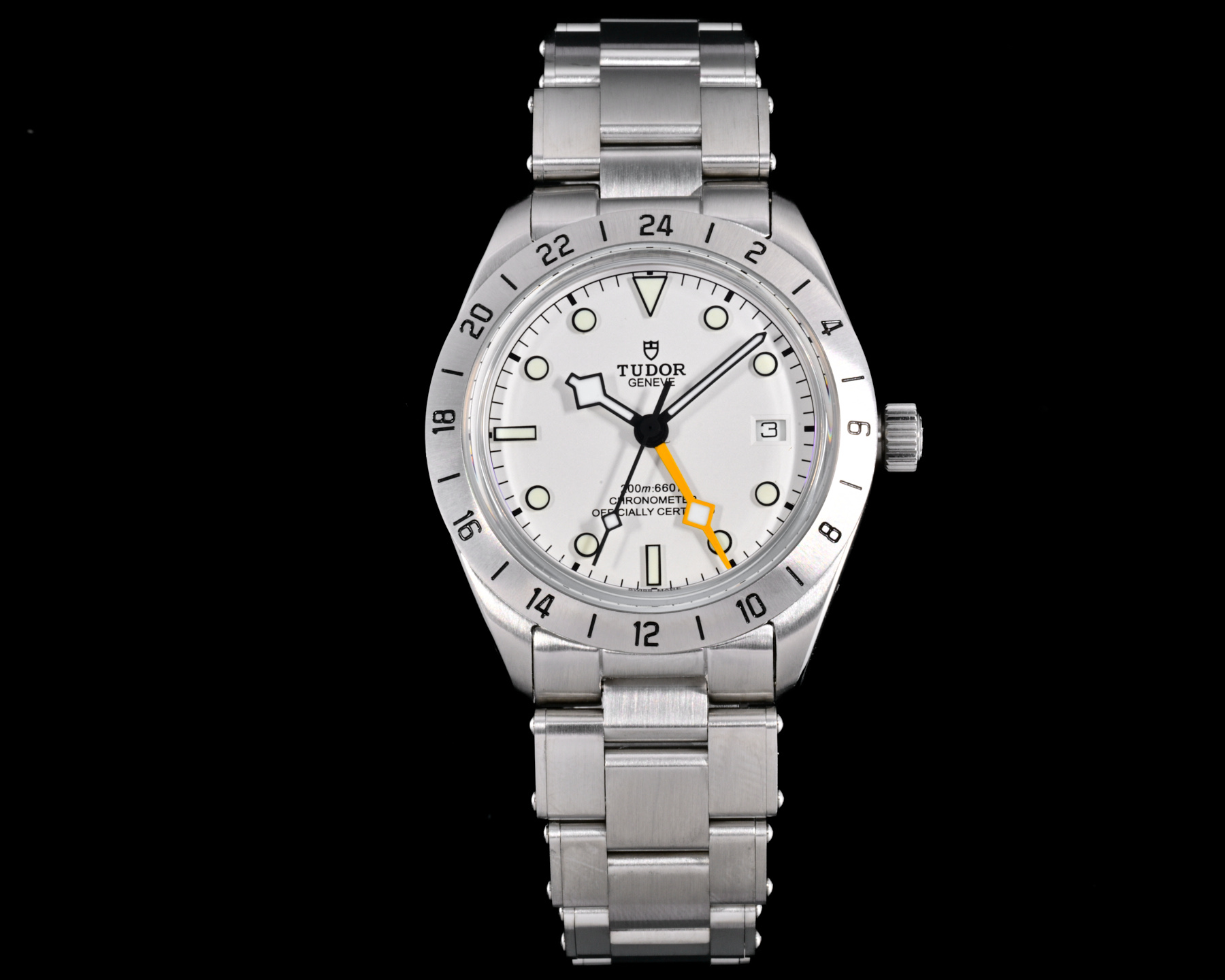 NO:741986,V2 new product - TD Tudor Black Bay Professional 79470 - takes time as its wings and goes to the appointment of heaven and earth. 1) The authentic 39MM stainless steel case has both polished and frosted textures. The riveted stainless steel strap replicates the classic design of 2007. The T-fit quick adjustment buckle can fine-tune the length of 8 mm without tools. It carries professional functions while continuing the classic silhouette of the Black Bay series, and the right size fits most wrists.  2) The egg white or matte black dial has its own style. The one-piece three-dimensional ceramic hour markers are filled with Super-LumiNova luminous material and matched with Tudor's iconic yellow 'snowflake' hands. The sharp-edged design is not only the inheritance of the classic elements of 1969, but also makes reading clear and intuitive. The matte steel 24-hour fixed outer ring has a warm texture and reflects the domed blue crystal mirror, reflecting a restrained luster under different lights.  3) The inner core is equipped with a 2836gmt movement. The movement also has functions such as a central instantaneous jumping hour hand (second time zone) and a 24-hour hand (the needle sequence of the four needles is consistent with the original). All time adjustment functions are consistent with the original. The hour hand can be monotonized, the independent time adjustment function can be freely calibrated forward and backward, and the hour hand can be adjusted back to the calendar. The calendar window jumps instantaneously at midnight. The 72-hour long power reserve is practical and accurate.19860909V2新品—TD帝舵碧湾专业型79470—以时光为翼,赴天地之约. 1)正品开模的39MM精钢表壳兼具磨光和磨砂质感,铆钉精钢表带复刻年经典设计,T-fit快速调节带扣可无工具微调8毫米长度,承载着专业功能的同时,延续着碧湾系列的经典轮廓,而恰到好处的尺寸适配多数手腕. 2)蛋白色或哑光黑色盘面各有风情,一体成型的立体陶瓷时标填充Super-LumiNova夜光物料,搭配帝舵标志性的黄色“雪花”指针,棱角分明的设计既是1969年经典元素的传承,也让读时清晰直观.磨砂钢质24小时固定外圈质感温润,与圆拱形蓝水晶镜面相映,在不同光线下折射出内敛光泽. 3)内在核心搭载2836gmt 型机芯,机芯还具备中央瞬跳时针（第二时区）、24小时指针(四根针的针序与正品一致）等功能.所有调时功能跟原装一致.可单调时针,可独立调时功能可自由前后校准,可时针回调日历.日历窗随午夜瞬跳.72小时的超长动力储备,实用且精准.,,Watch