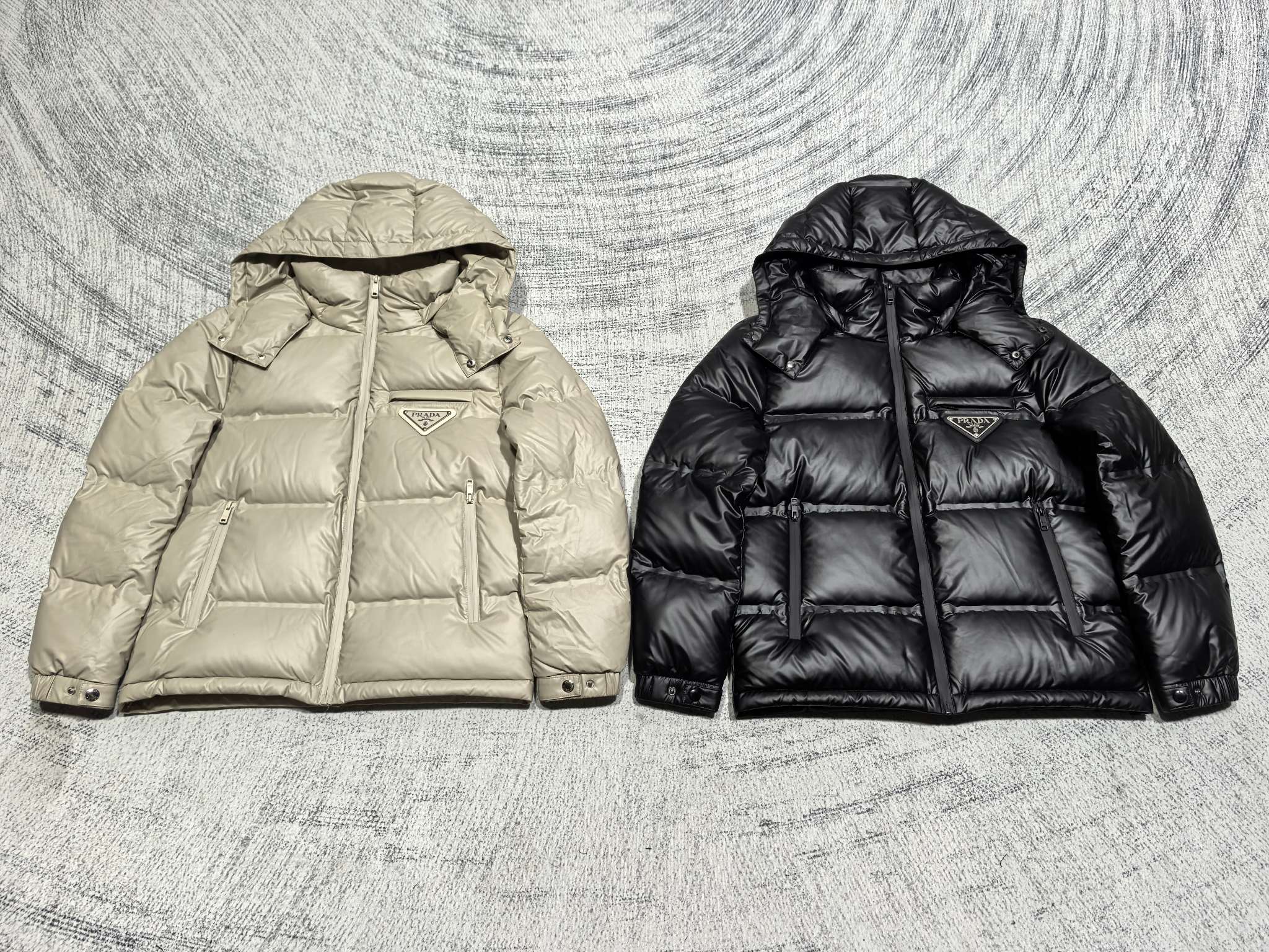 PRADA Chaqueta Prada Chaqueta con capucha a rayas triangulares de invierno Chaqueta holgada de plumón de ganso blanco d…