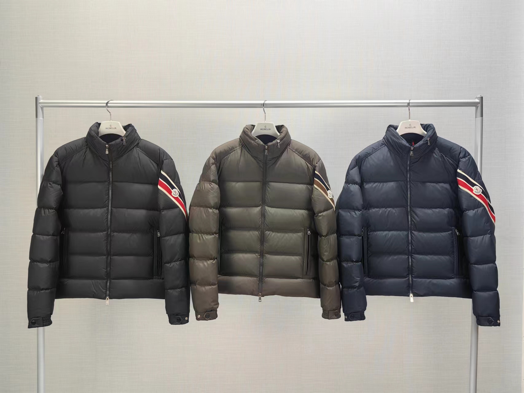 199# En stock Moncler 24 nuevo modelo, plumífero con cinta de colores en las mangas, combinación de azul marino, marrón…