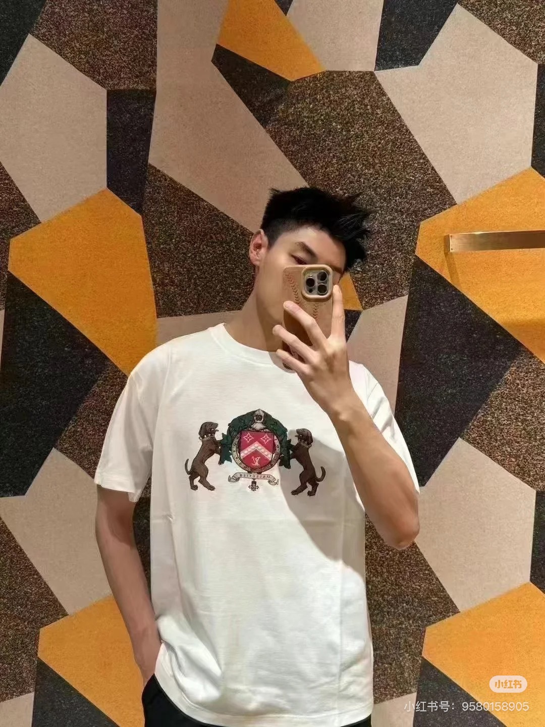 NO:127630,Louis Vuitton / Louis Vuitton Spring and Summer 2025 New Pet Series Men's Rottweiler Printed Half-Sleeve T-shirt This cotton T-shirt is inspired by Westminster dog walkers, giving the frontal charm LV Dog badge patterns embroidery and beads, and embroidering the handwritten Louis Vuitton logo at the back with eye-catching yarn. Color white Size XS-L,,louis vuitton,louis vuitton,louis vuitton,tees,t-shirt,alexander wang19860909Louis Vuitton /路易威登2025春夏新款宠物系列男士罗威纳犬印花半袖T恤 本款棉质 T 恤向威斯敏斯特遛狗一族采撷灵感,为正面谐趣 LV Dog 徽章图案点缀刺绣和珠饰,并以醒目纱线刺绣后部的手写体路易威登标识. 颜色白色 尺码XS-L,,louis vuitton,louis vuitton,louis vuitton,tees，t-shirt,alexander wang,Men's clothing