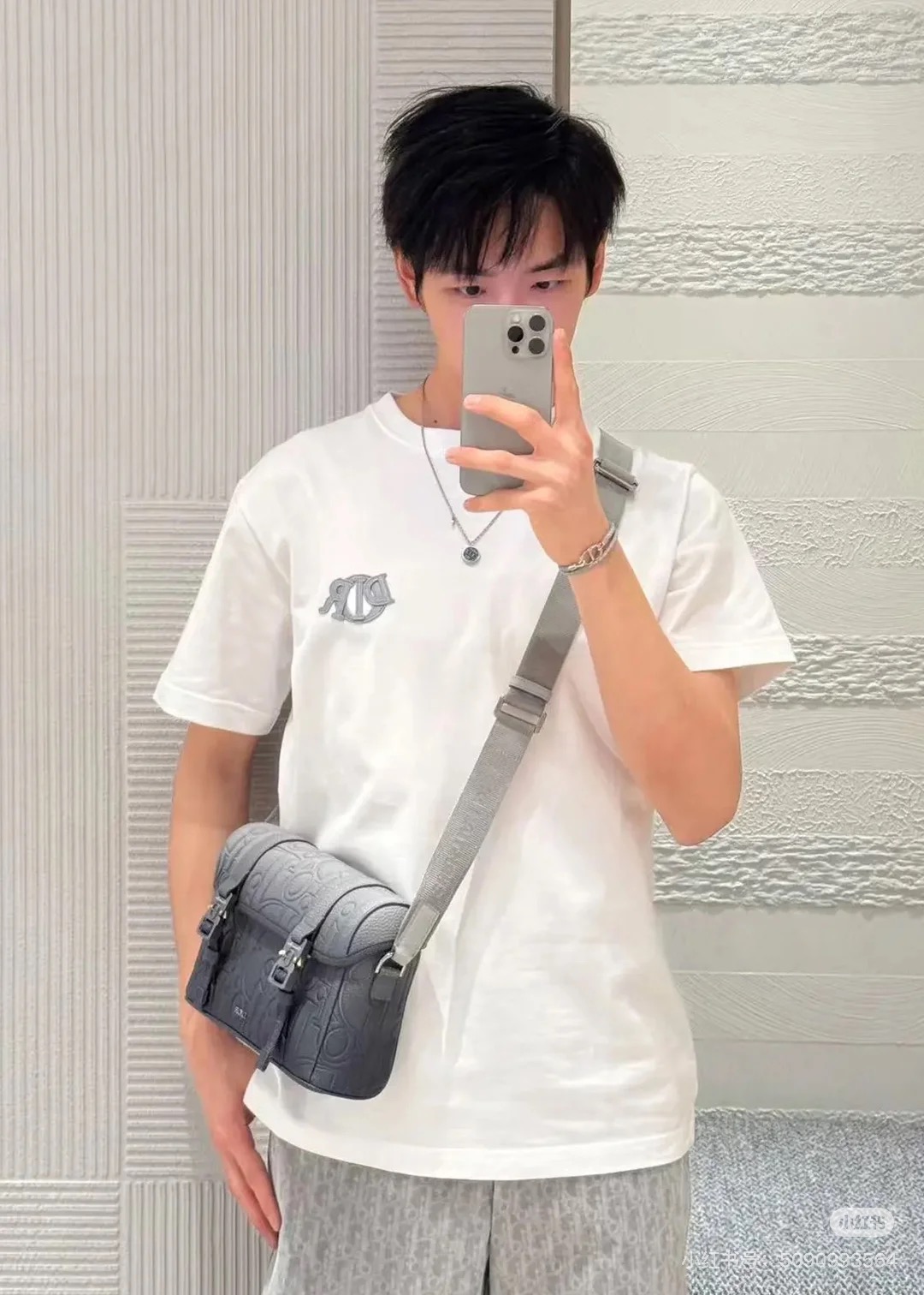  Dior迪奥2025新款蛇年限定胸前刺绣字母短袖T恤男女同款
这款 Dior Charm T 恤以图案