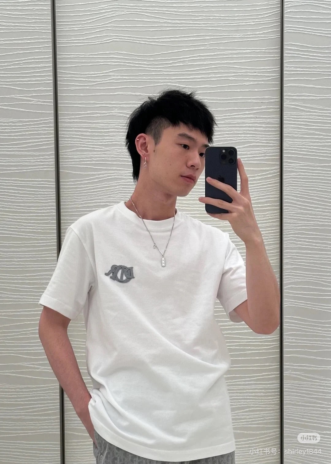  Dior迪奥2025新款蛇年限定胸前刺绣字母短袖T恤男女同款
这款 Dior Charm T 恤以图案