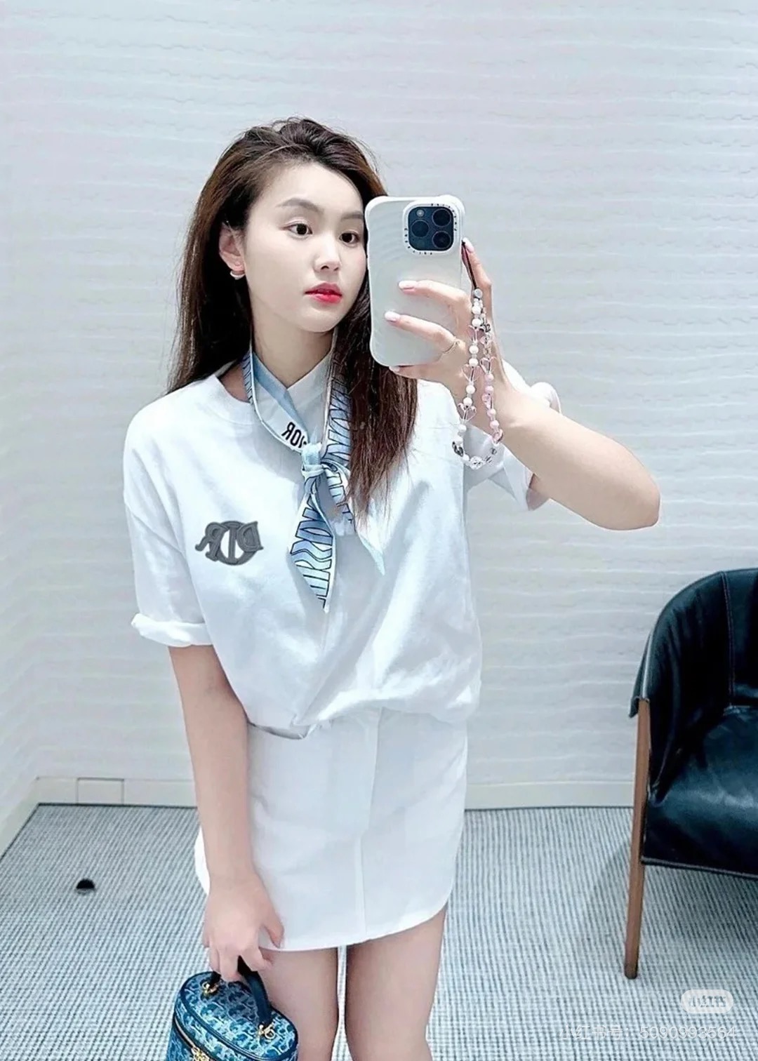  Dior迪奥2025新款蛇年限定胸前刺绣字母短袖T恤男女同款
这款 Dior Charm T 恤以图案