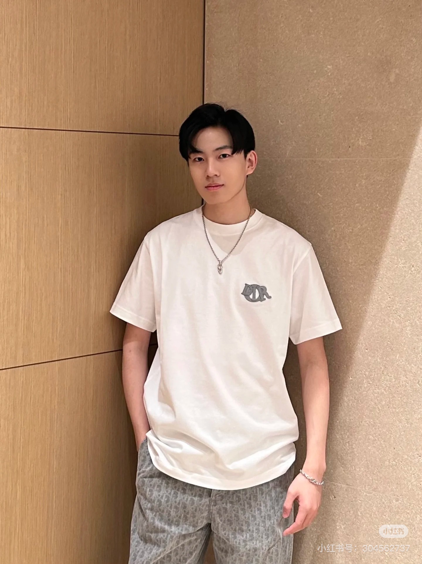  Dior迪奥2025新款蛇年限定胸前刺绣字母短袖T恤男女同款
这款 Dior Charm T 恤以图案