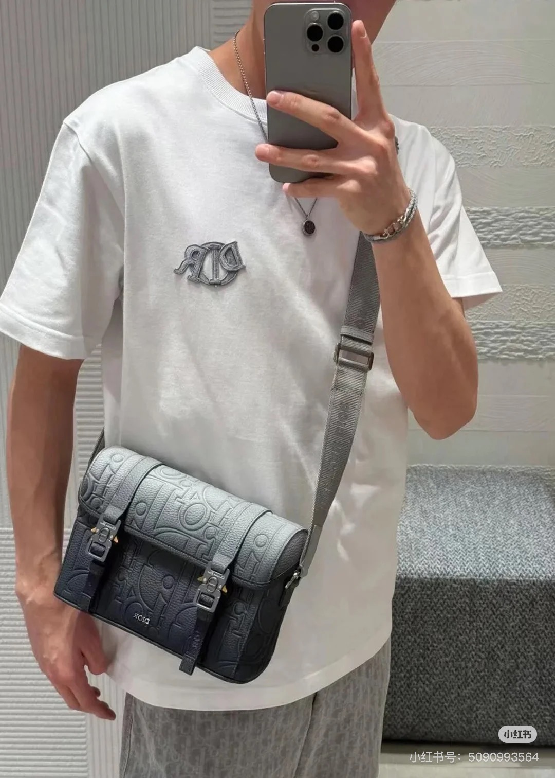  Dior迪奥2025新款蛇年限定胸前刺绣字母短袖T恤男女同款
这款 Dior Charm T 恤以图案
