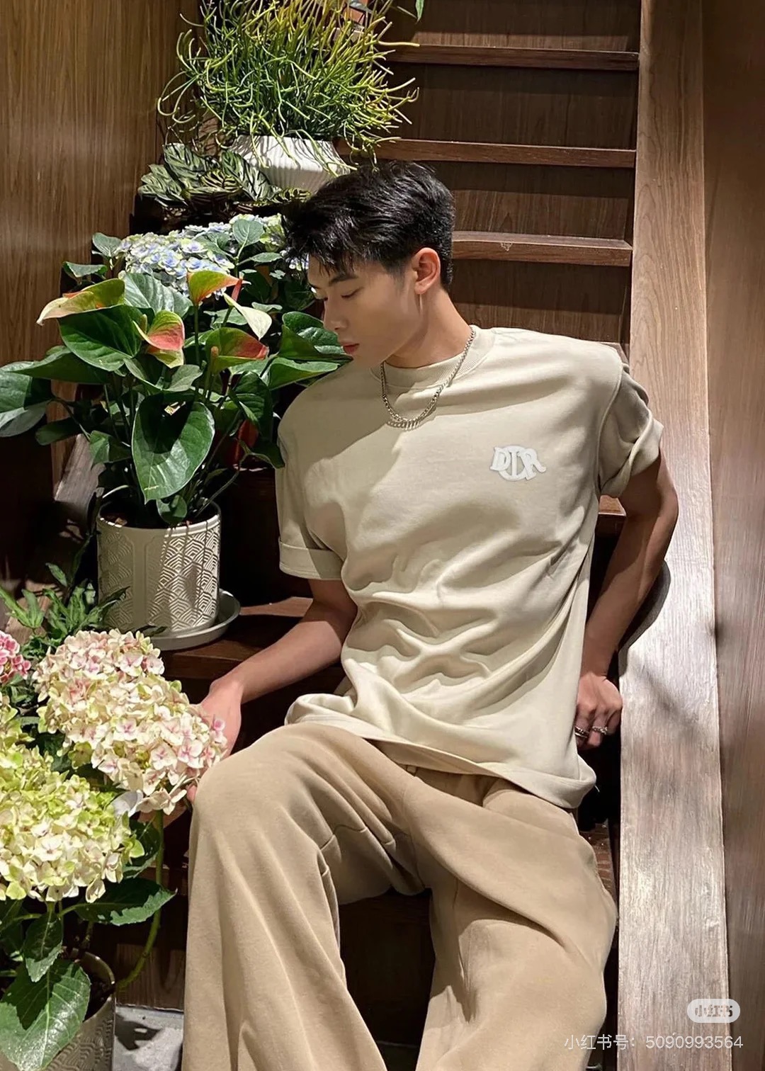  Dior迪奥2025新款蛇年限定胸前刺绣字母短袖T恤男女同款
这款 Dior Charm T 恤以图案