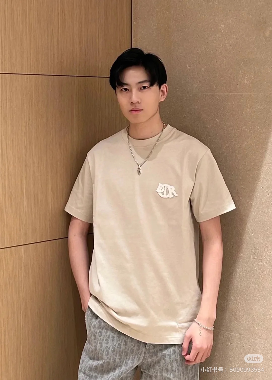  Dior迪奥2025新款蛇年限定胸前刺绣字母短袖T恤男女同款
这款 Dior Charm T 恤以图案