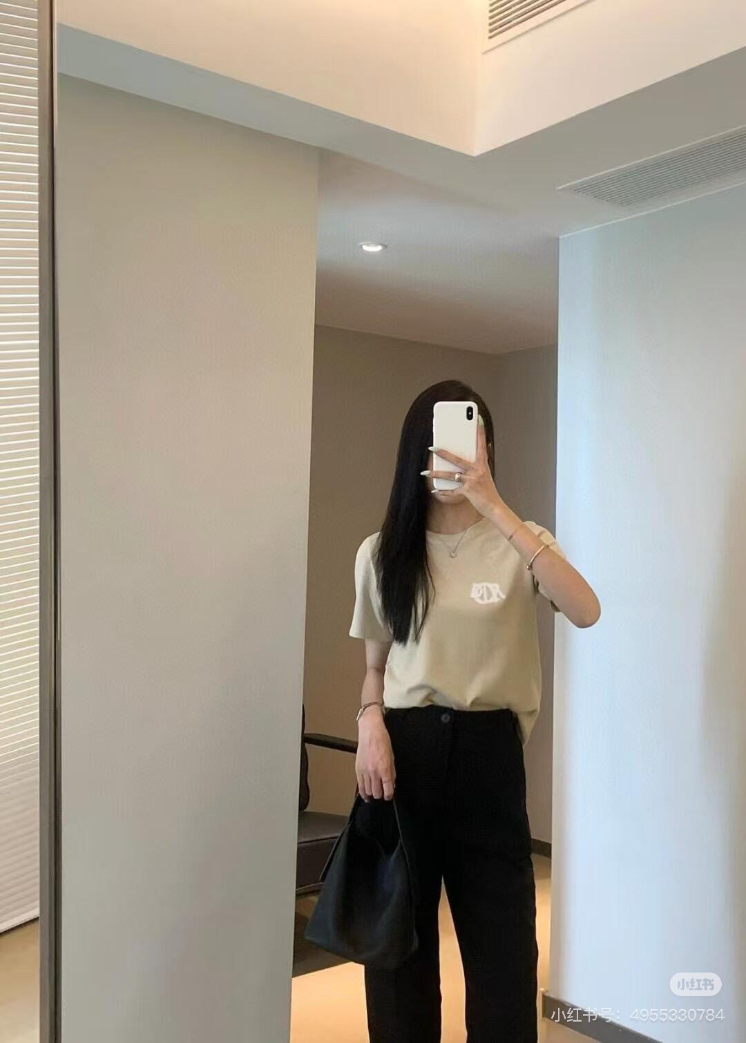  Dior迪奥2025新款蛇年限定胸前刺绣字母短袖T恤男女同款
这款 Dior Charm T 恤以图案