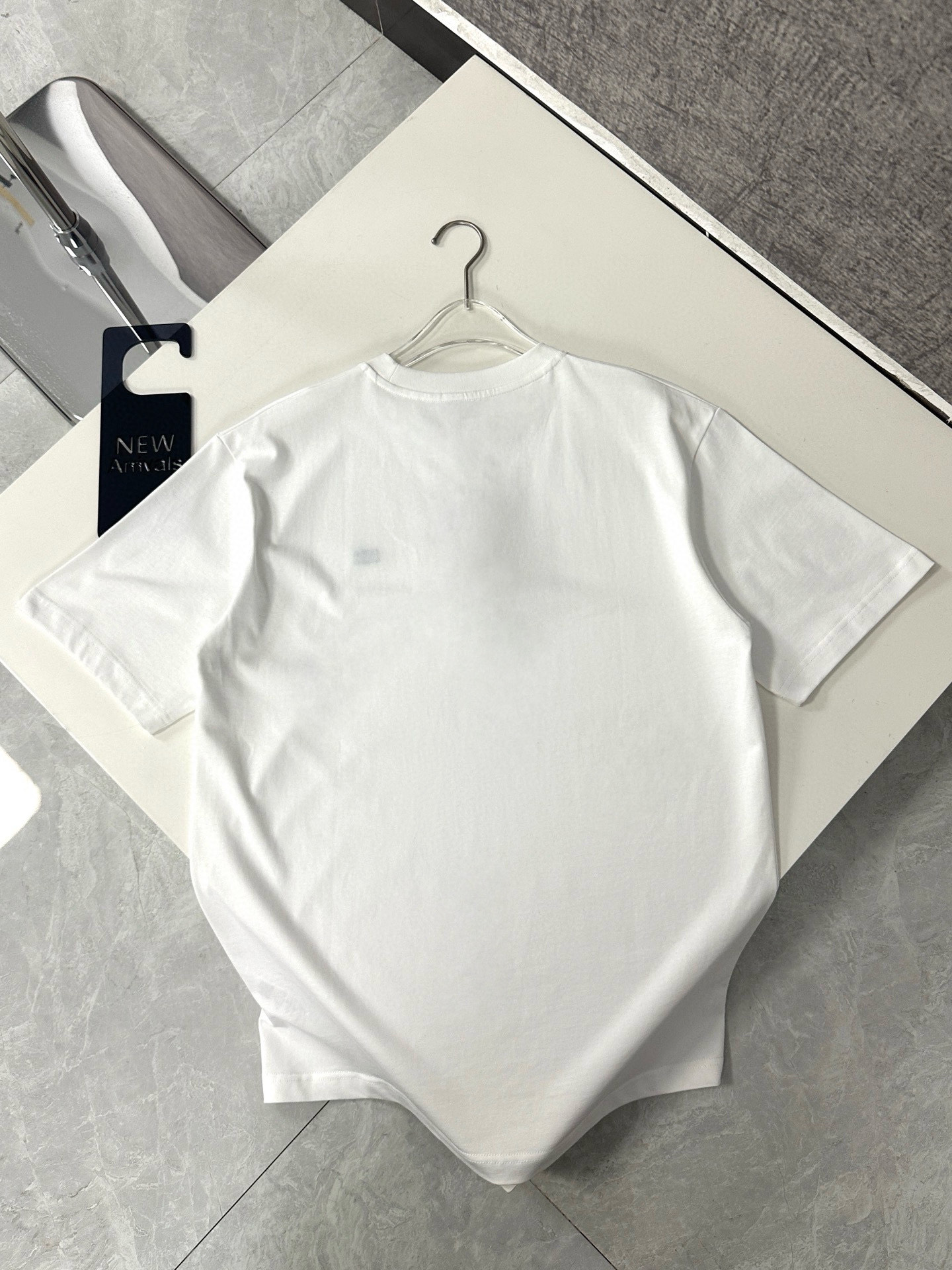  Celine/赛琳2025新款纯色凯旋门刺绣短袖T恤男女同款
本款短袖T恤TRIOMPHE刺绣，宽松版