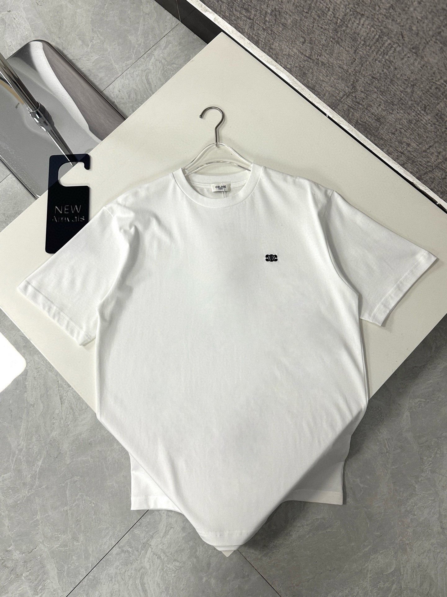  Celine/赛琳2025新款纯色凯旋门刺绣短袖T恤男女同款
本款短袖T恤TRIOMPHE刺绣，宽松版