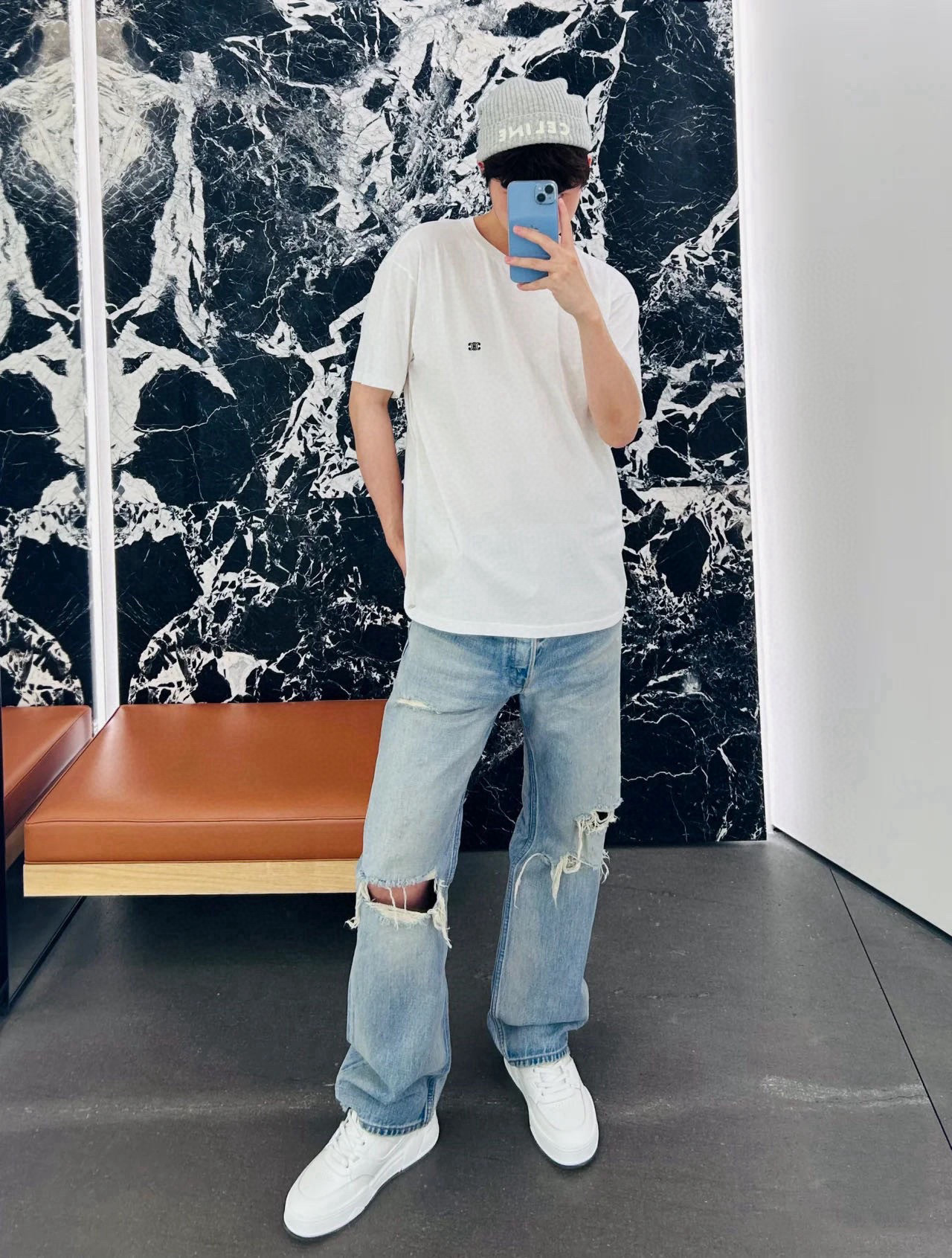  Celine/赛琳2025新款纯色凯旋门刺绣短袖T恤男女同款
本款短袖T恤TRIOMPHE刺绣，宽松版