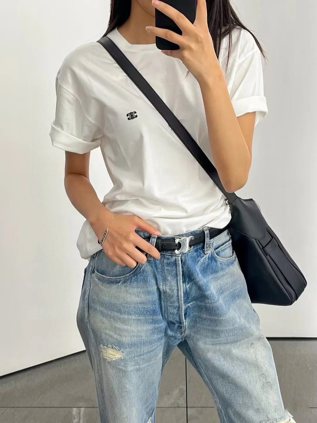  Celine/赛琳2025新款纯色凯旋门刺绣短袖T恤男女同款
本款短袖T恤TRIOMPHE刺绣，宽松版