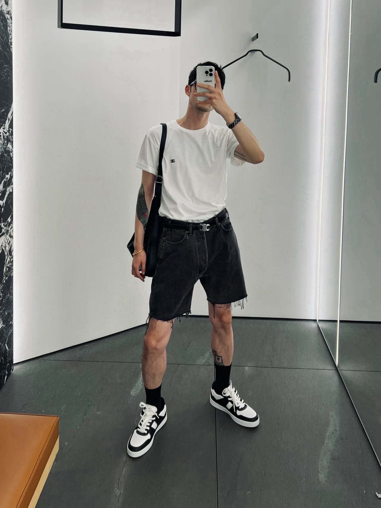  Celine/赛琳2025新款纯色凯旋门刺绣短袖T恤男女同款
本款短袖T恤TRIOMPHE刺绣，宽松版