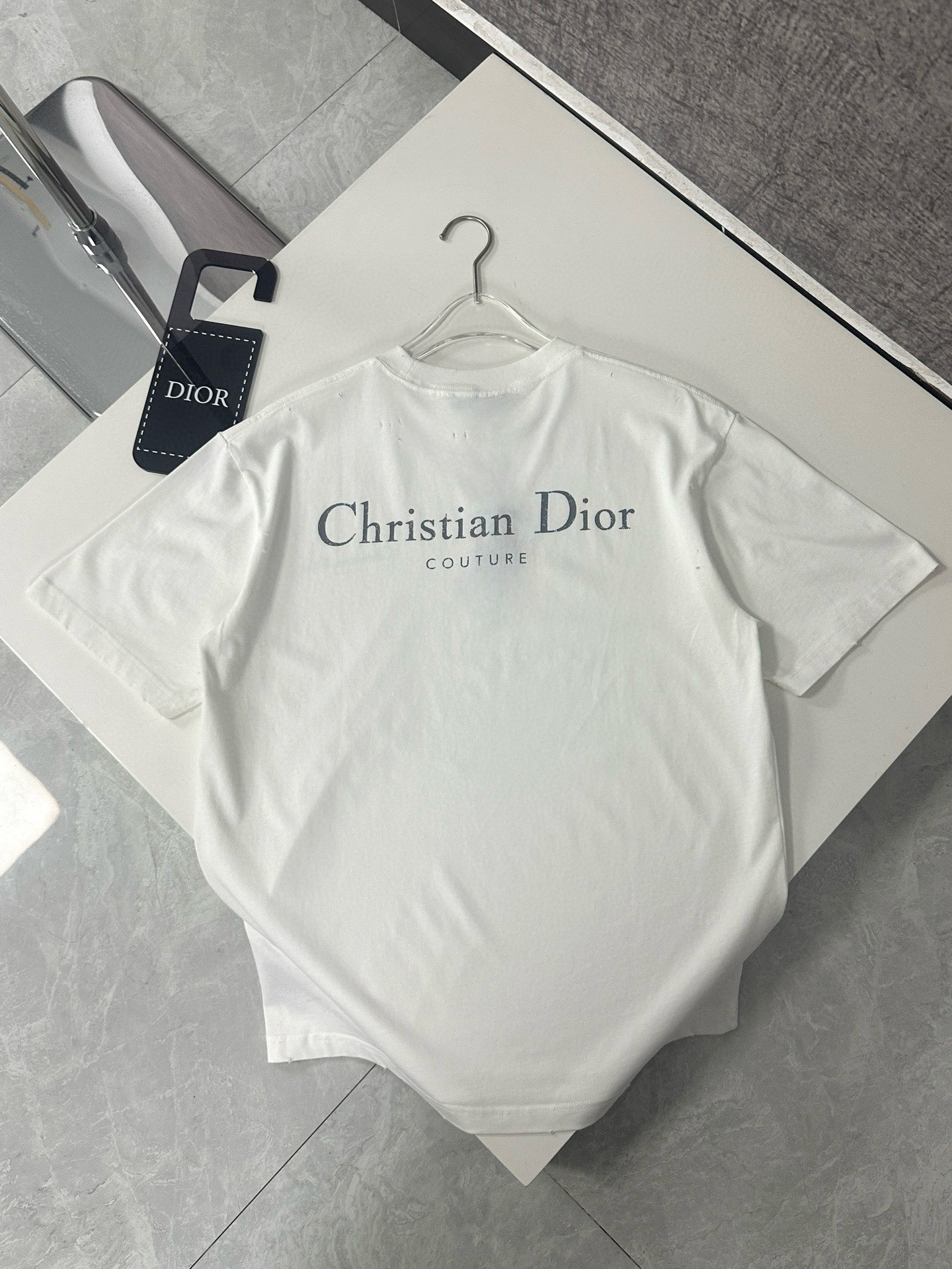  Dior迪奥2025新款经典字母做旧破洞印花LOGO短袖男女同款
这款 T 恤采用棉质竹节平纹针织面料