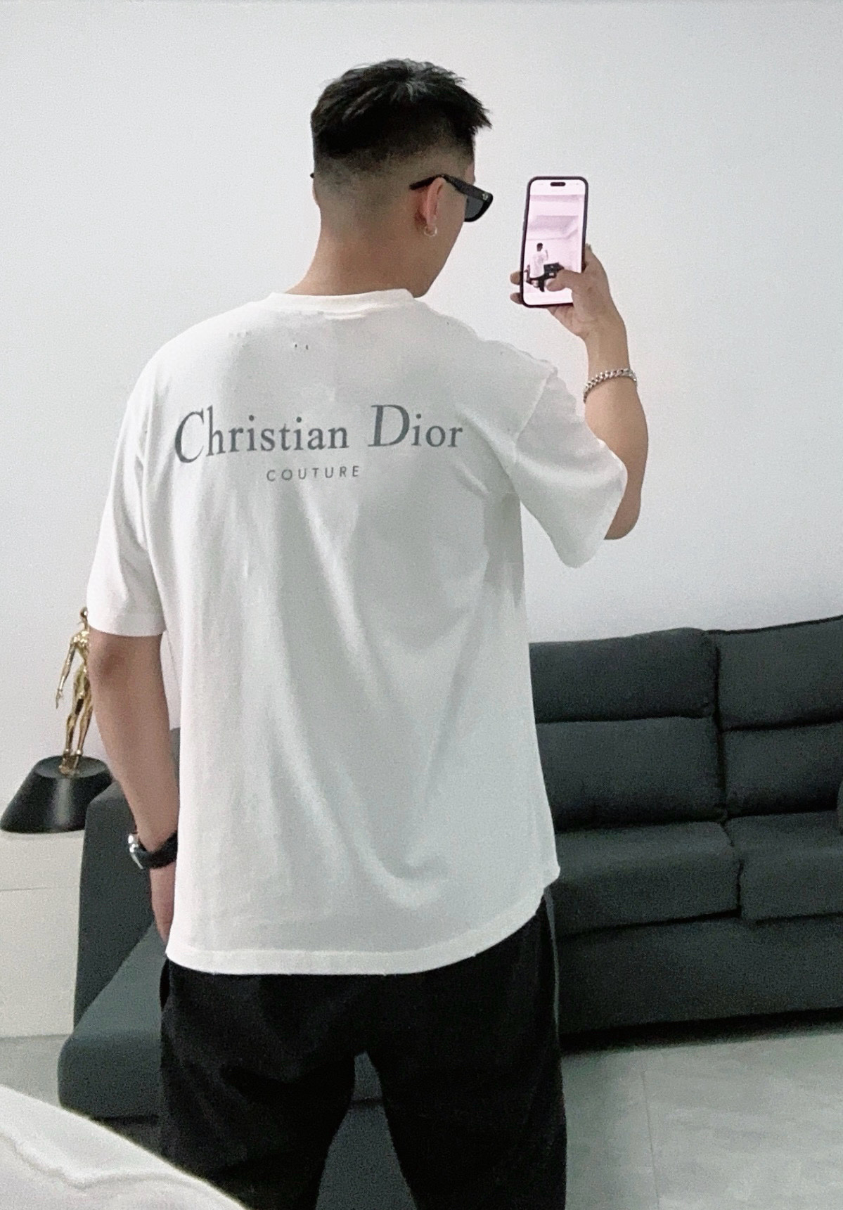  Dior迪奥2025新款经典字母做旧破洞印花LOGO短袖男女同款
这款 T 恤采用棉质竹节平纹针织面料