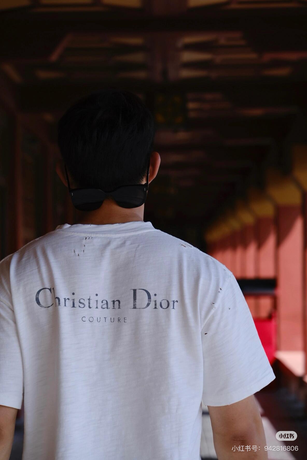  Dior迪奥2025新款经典字母做旧破洞印花LOGO短袖男女同款
这款 T 恤采用棉质竹节平纹针织面料