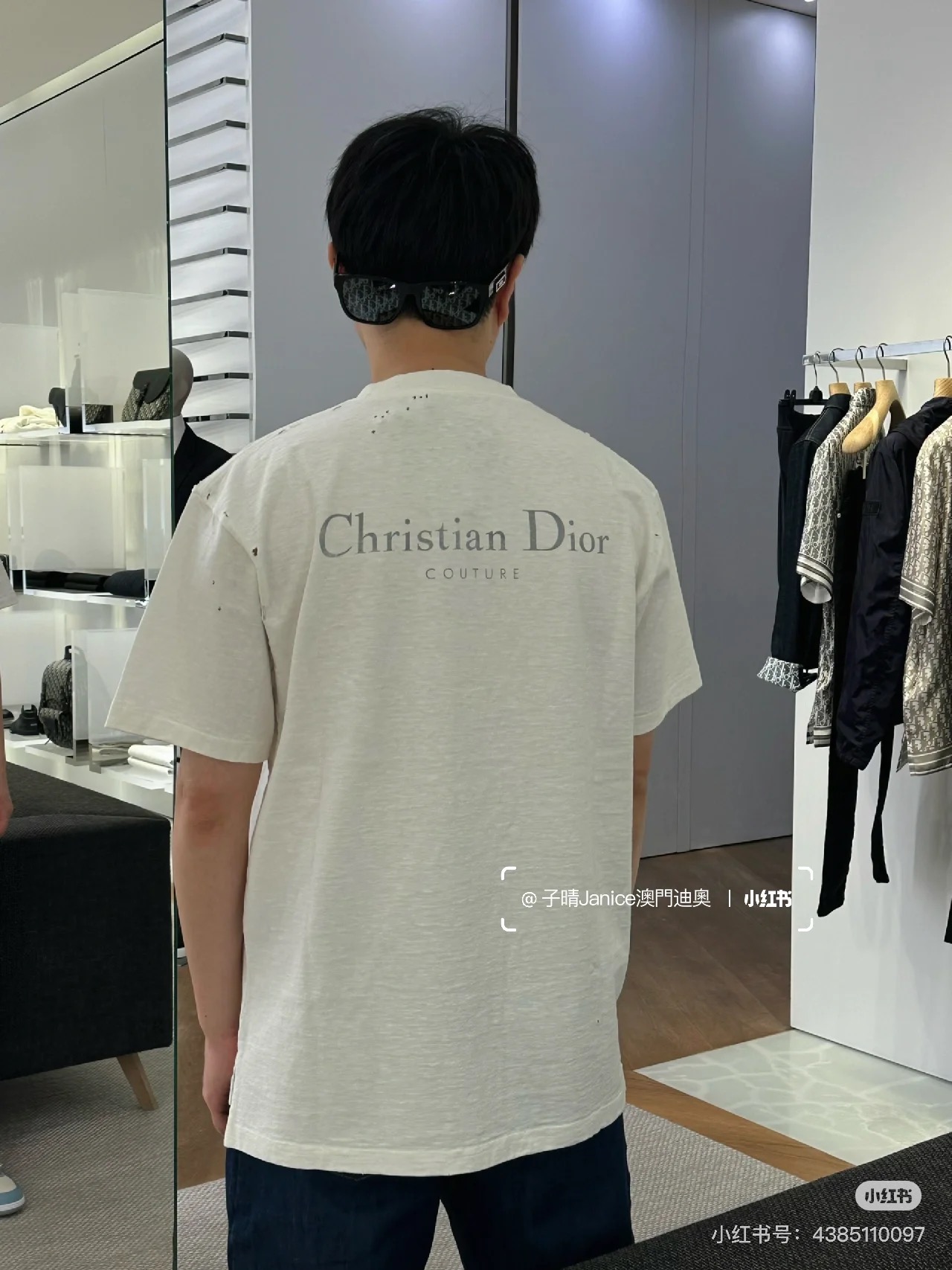 Dior迪奥2025新款经典字母做旧破洞印花LOGO短袖男女同款
这款 T 恤采用棉质竹节平纹针织面料