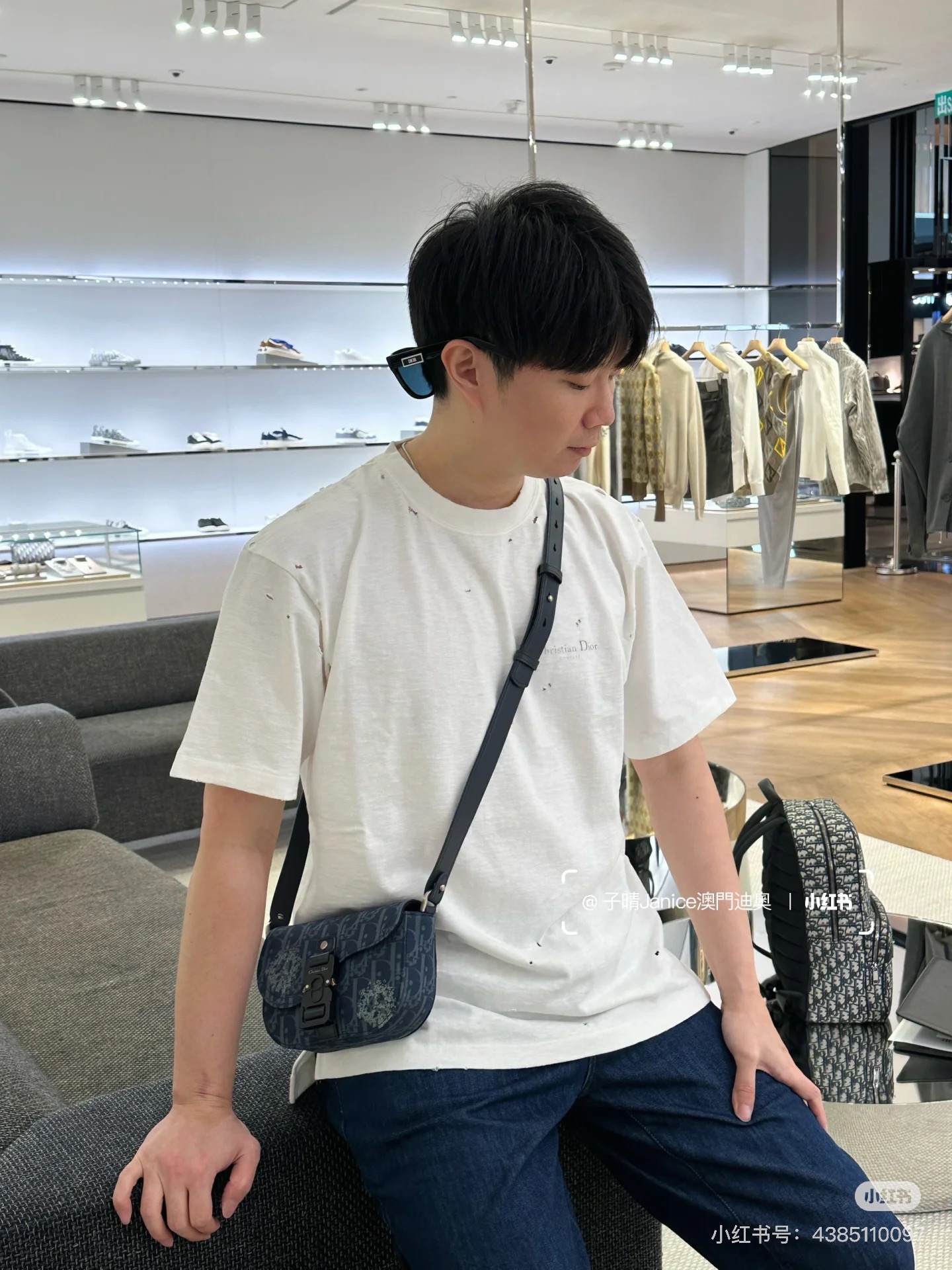  Dior迪奥2025新款经典字母做旧破洞印花LOGO短袖男女同款
这款 T 恤采用棉质竹节平纹针织面料