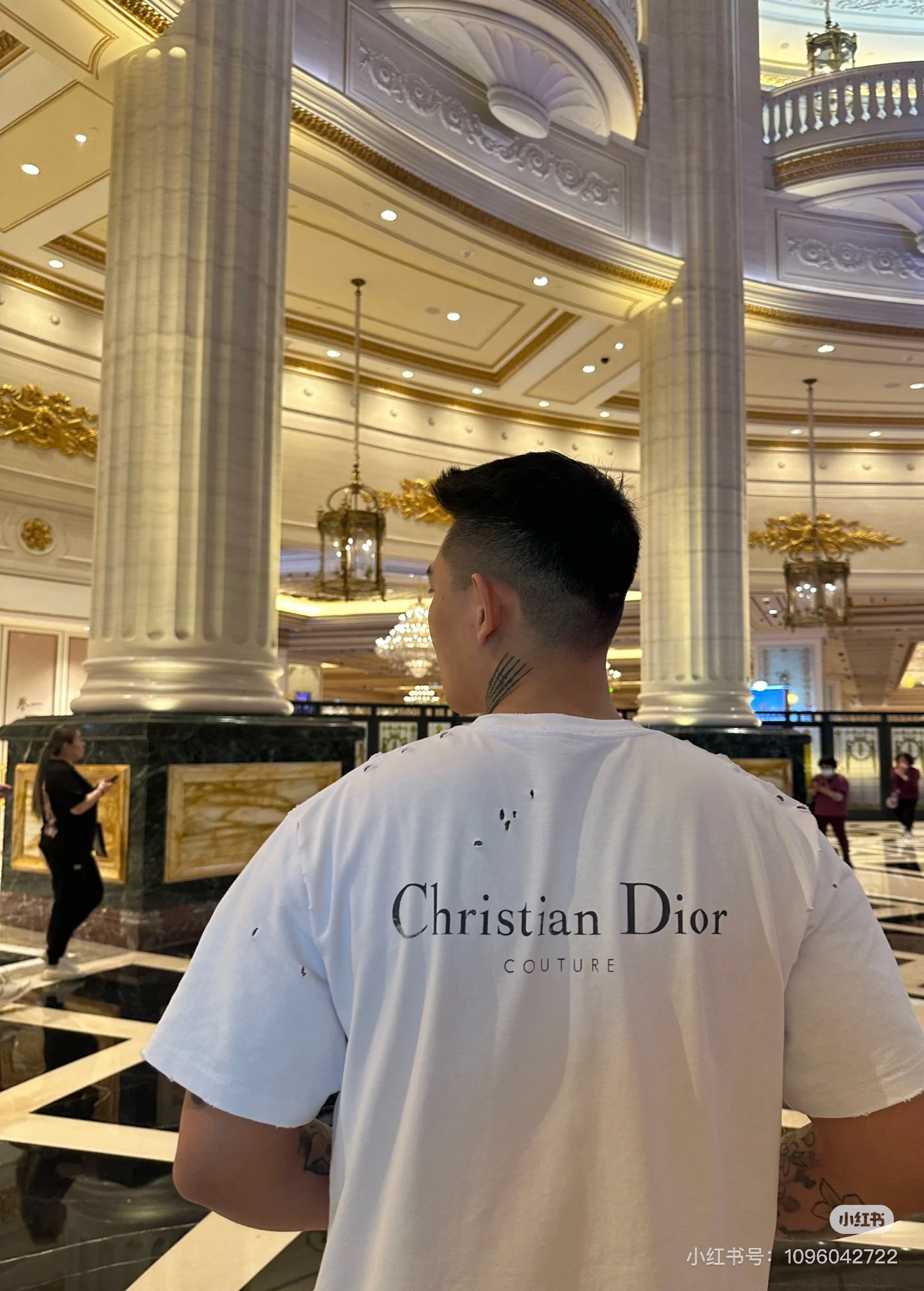  Dior迪奥2025新款经典字母做旧破洞印花LOGO短袖男女同款
这款 T 恤采用棉质竹节平纹针织面料